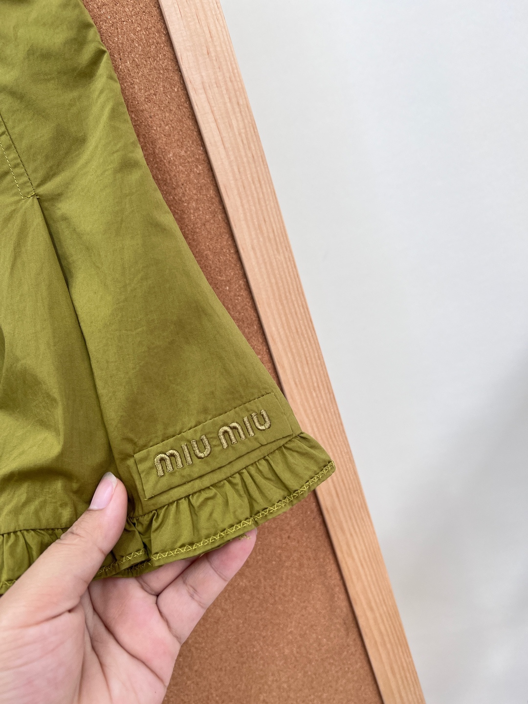 🆕MiuMiu绿色百褶短裙​​，这条百褶短裙采用轻薄面料，裙摆荷叶边设计，甜美又俏皮，浅粉色超显温柔，春