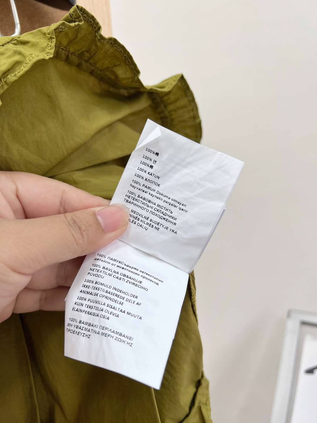 🆕MiuMiu绿色百褶短裙​​，这条百褶短裙采用轻薄面料，裙摆荷叶边设计，甜美又俏皮，浅粉色超显温柔，春
