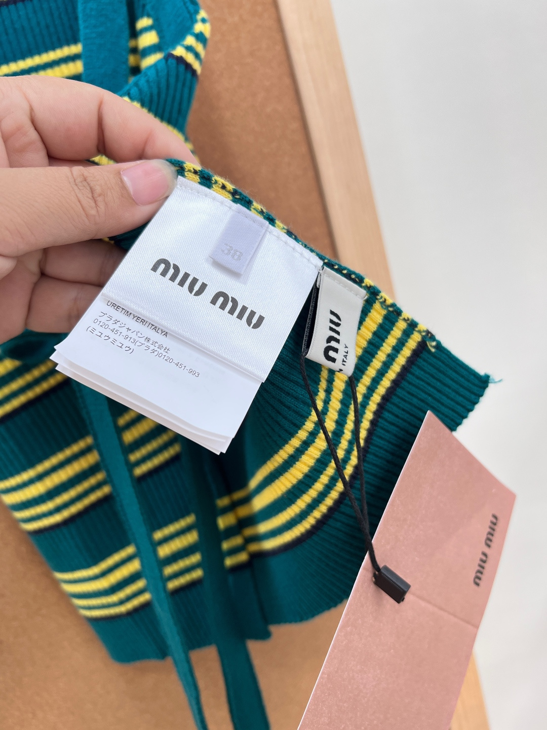 🆕MIUMIU 字母条纹撞色露背针织背心，💚💛绿色与黄色的撞色设计，复古美式风格满满！针织面料弹性超好，
