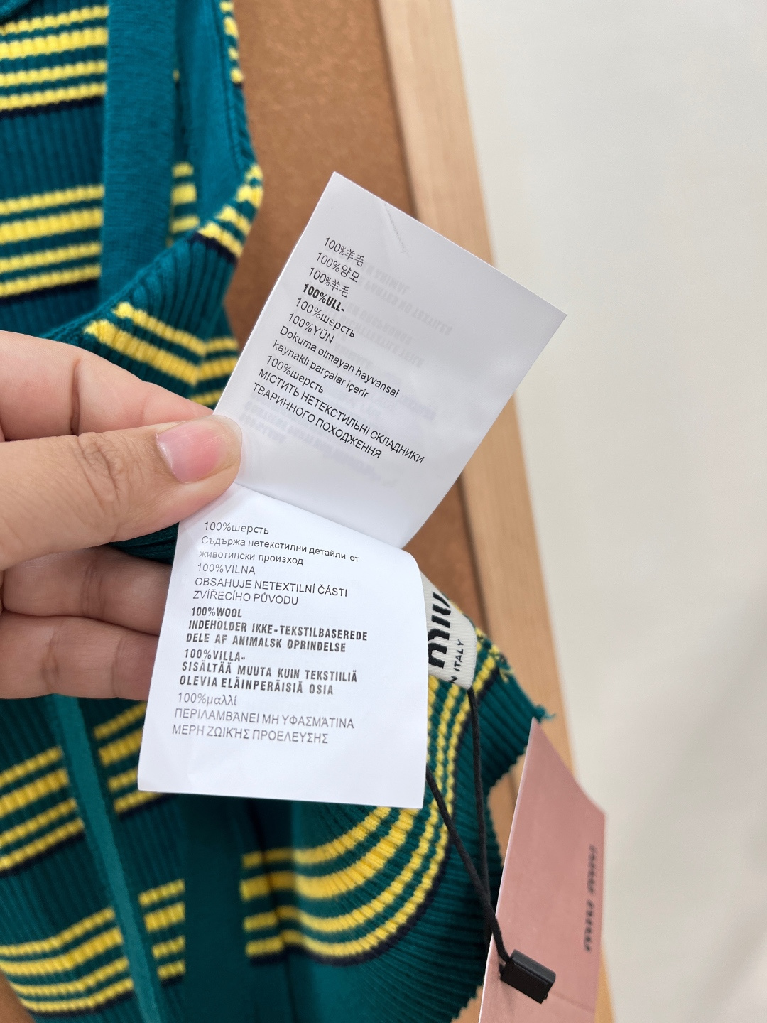 🆕MIUMIU 字母条纹撞色露背针织背心，💚💛绿色与黄色的撞色设计，复古美式风格满满！针织面料弹性超好，