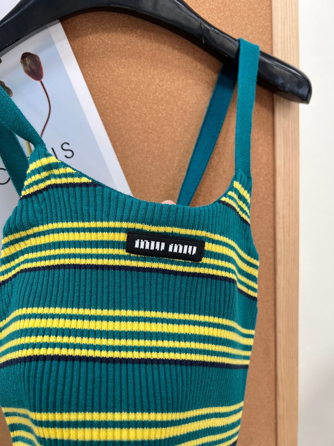 🆕MIUMIU 字母条纹撞色露背针织背心，💚💛绿色与黄色的撞色设计，复古美式风格满满！针织面料弹性超好，