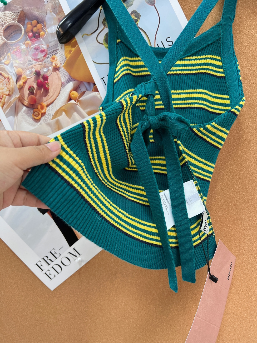🆕MIUMIU 字母条纹撞色露背针织背心，💚💛绿色与黄色的撞色设计，复古美式风格满满！针织面料弹性超好，