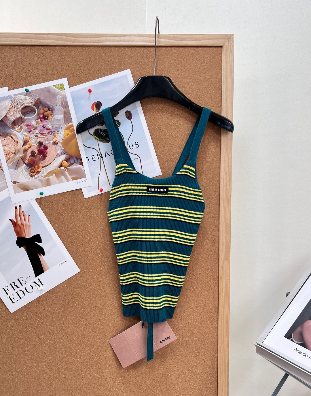 NO:835433,MIUMIU letter stripe contrasting backless knitted vest, green and yellow contrasting design, full of retro American style!  The knitted fabric is super elastic and fits your body shape. The slim cut perfectly outlines your curves. The halter neck + backless design is a perfect display of the shoulder, neck lines and back skin!  Wear it in summer, it's refreshing and sexy without being too charming!  And the strap details on the hem are full of layers. Whether paired with jeans or a short skirt, you can easily get the sweet and cool hot girl style!  The front is made of cute striped knitted fabric, and when you turn around, it becomes a stunning open back, which creates a sweet and spicy contrast!  The embroidered letter logo on the front of the chest shows off the brand identity in a low-key manner and is full of details. This vest is an excellent choice for you for daily outings and parties!  Fashionable and practical, it makes you stand out from the crowd and become the center of attention!  The dark green background contrasts with bright yellow classic stripes to outline a smart visual hierarchy; pitted knitted fabric has both skin-friendly texture and slimming shaping power, accurately outlines the graceful figure. The embroidered letter logo on the chest is a low-key expression of the brand's identity; the thoughtful backless design breaks the convention and creates a sweet and spicy contrast, and the details are full of craftsmanship. Whether worn alone to highlight the pure lust atmosphere, or layered to create a layered look, MIU can easily interpret  MIU-style sweet and cool girly style has become an eternal classic in the wardrobe. Complete with three standards, large quantities of goods!  Size sml,,miumiu,skirts,jeans,19860909MIUMIU 字母条纹撞色露背针织背心,绿色与黄色的撞色设计,复古美式风格满满！针织面料弹性超好,贴合身形,修身剪裁完美勾勒出你的曲线, 挂脖+露背的设计,简直是肩颈线条和背部肌肤的完美展现！夏天穿它,清爽又性感,简直不要太迷人！而且下摆的绑带细节,层次感满满,无论是搭配牛仔裤还是短裙,都能轻松get甜酷辣妹风！ 正面是乖巧条纹针织,转身就是惊艳露背,甜辣反差感直接拉满！胸前提花字母标,低调彰显品牌身份,细节感拉满 日常出街、聚会,这款背心都是你的绝佳选择！时尚又实用,让你在人群中脱颖而出,成为焦点中的焦点！ 墨绿底撞明黄的经典条纹,勾勒出灵动的视觉层次；坑条针织面料,兼具亲肤质感与修身塑形力,精准勾勒曼妙身姿. 胸前提花字母标,是品牌身份的低调彰显；心机露背设计,打破常规,打造甜辣反差感,细节处尽显匠心工艺. 无论是单穿凸显纯欲氛围,还是叠穿打造层次感造型,都能轻松诠释MIU MIU式的甜酷少女风,成为衣橱里的永恒经典.三标齐全,大货出！ 尺码sml,,miumiu,skirts,jeans,,Women's clothing