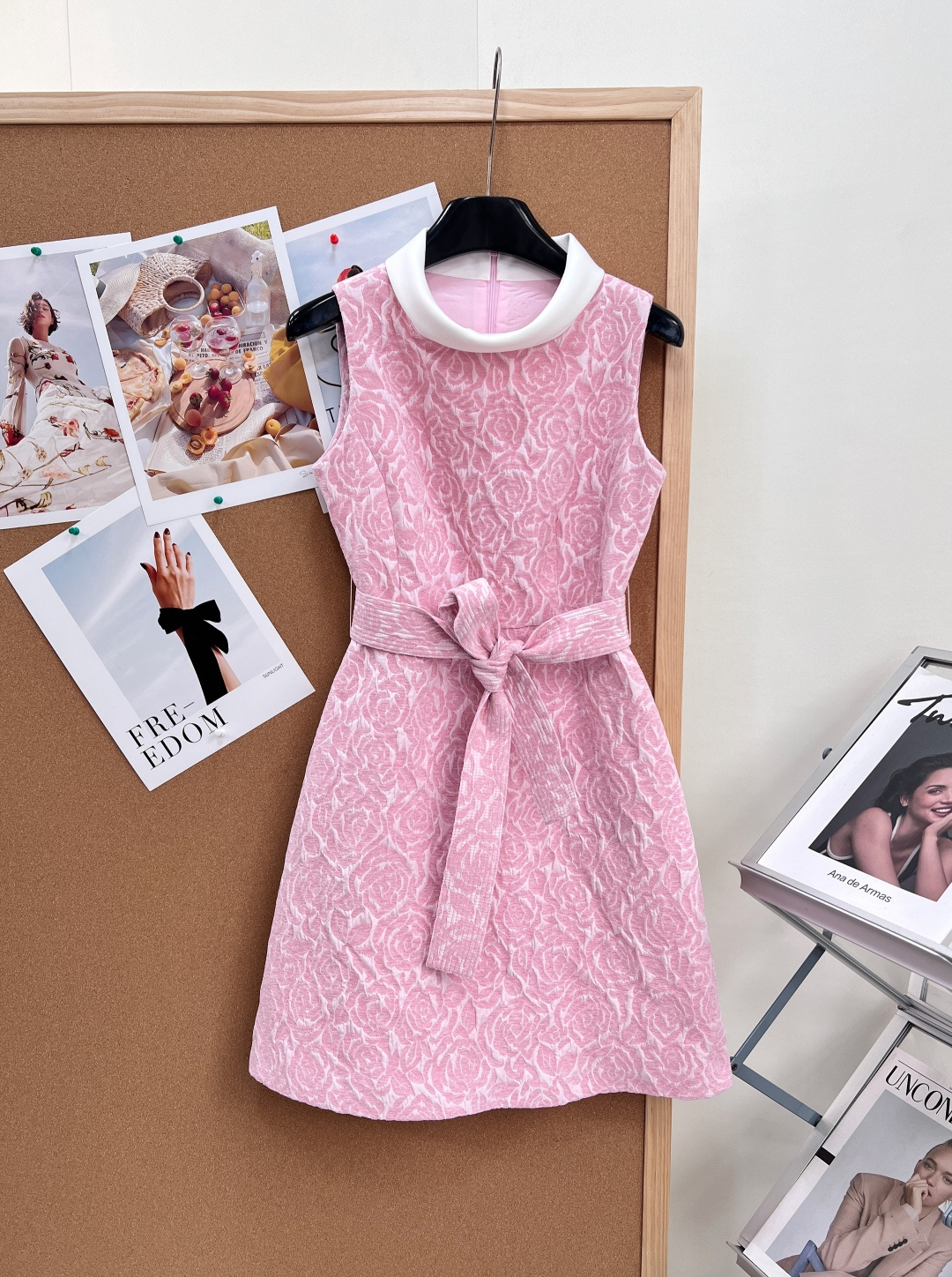 NO:835440,CURIEL flocked rose jacquard Hepburn sleeveless belt dress, classic small stand-up collar + sleeveless design, rose relief flocking fabric with super texture, contrasting color lace-up waist, outlines elegant curves, A-line skirt is retro and modern, perfect for spring and summer, inspired by Audrey Hepburn, can be easily managed for commuting, dating, and dinner, practical and beautiful, a must-have for fashionable girls!  Two colors come out!  Size sml,,skirts,19860909CURIEL植绒玫瑰花提花赫本无袖腰带连衣裙,经典小立领+无袖设计,玫瑰浮雕植绒面料超有质感,撞色系带收腰,勾勒优雅曲线,A字裙摆复古又现代,春夏穿超适合,灵感来自奥黛丽·赫本,通勤、约会、晚宴都能轻松驾驭,实用又美貌,时髦女孩必入！两色出！ 尺码sml,,skirts,,Women's clothing