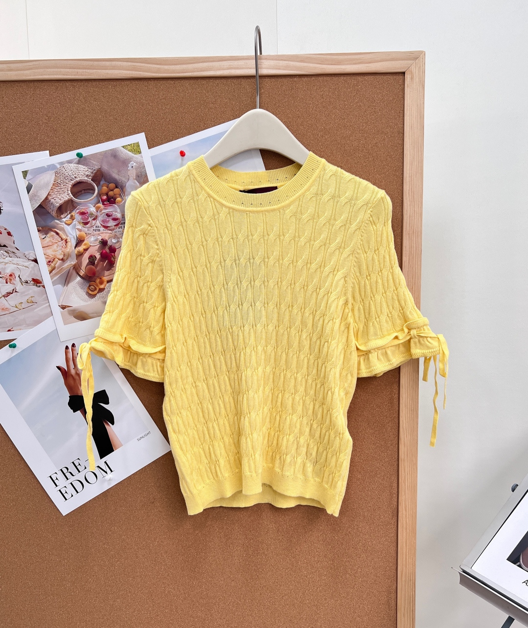 NO:835475,Gucci 26 spring and summer new round neck knitted short-sleeved high-quality, early spring atmosphere ceiling knitted top. The classic round neck version gently wraps the neck, not picky about the face shape or the outfit. The three-dimensional twist knitted texture of the whole body is delicate and soft with a high-level luster. Breathable yarn, refreshing and not stuffy to wear in spring and summer, soft and waxy and skin-friendly. The cuffs are carefully designed with bow ties.  The casual style gives off a lazy atmosphere, gentle and smart, and weakens the sense of maturity in one second. The exquisite letter logo hardware on the back is embellished with low-key brand recognition. Simple solid color base, available in white/cream/navy blue. Suitable for daily commuting, gentle dates, and leisure outings. The neat and slim cut is not tight, slimming and hiding the flesh. It is super versatile. It is perfect when layered with shirts or worn alone as a base layer. It is light and luxurious and reduces your age.  The old money is full of relaxation, and you can easily wear it with a high-end simple atmosphere in spring and summer!  Three standards are complete, three colors are outstanding!  Size sml,,gucci,shirts,T-shirt,19860909Gucci 26春夏新款圆领针织短袖高品质,早春氛围感天花板针织上衣. 经典圆领版型温柔包裹脖颈,不挑脸型不挑穿搭 通体立体麻花纽绳针织肌理,细腻软糯自带高级光泽感 透气纱线,春夏穿着清爽不闷肤,贴肤软糯亲肤 袖口小心机蝴蝶结绑带设计 随性系出慵懒氛围感,温柔又灵动,一秒弱化成熟感 后背精致字母logo五金点缀,低调暗藏品牌辨识度 简约纯色基底,白/奶黄/藏蓝三色可选 日常通勤、温柔约会、休闲出游全场景适配 利落修身剪裁不紧绷,显瘦藏肉超百搭 叠穿衬衫、单穿打底都绝美,轻奢贵气又减龄 老钱松弛感拉满,轻松拿捏春夏高级简约氛围感穿搭！三标齐全,三色出！ 尺码sml,,gucci,shirts,T-shirt,,Women's clothing