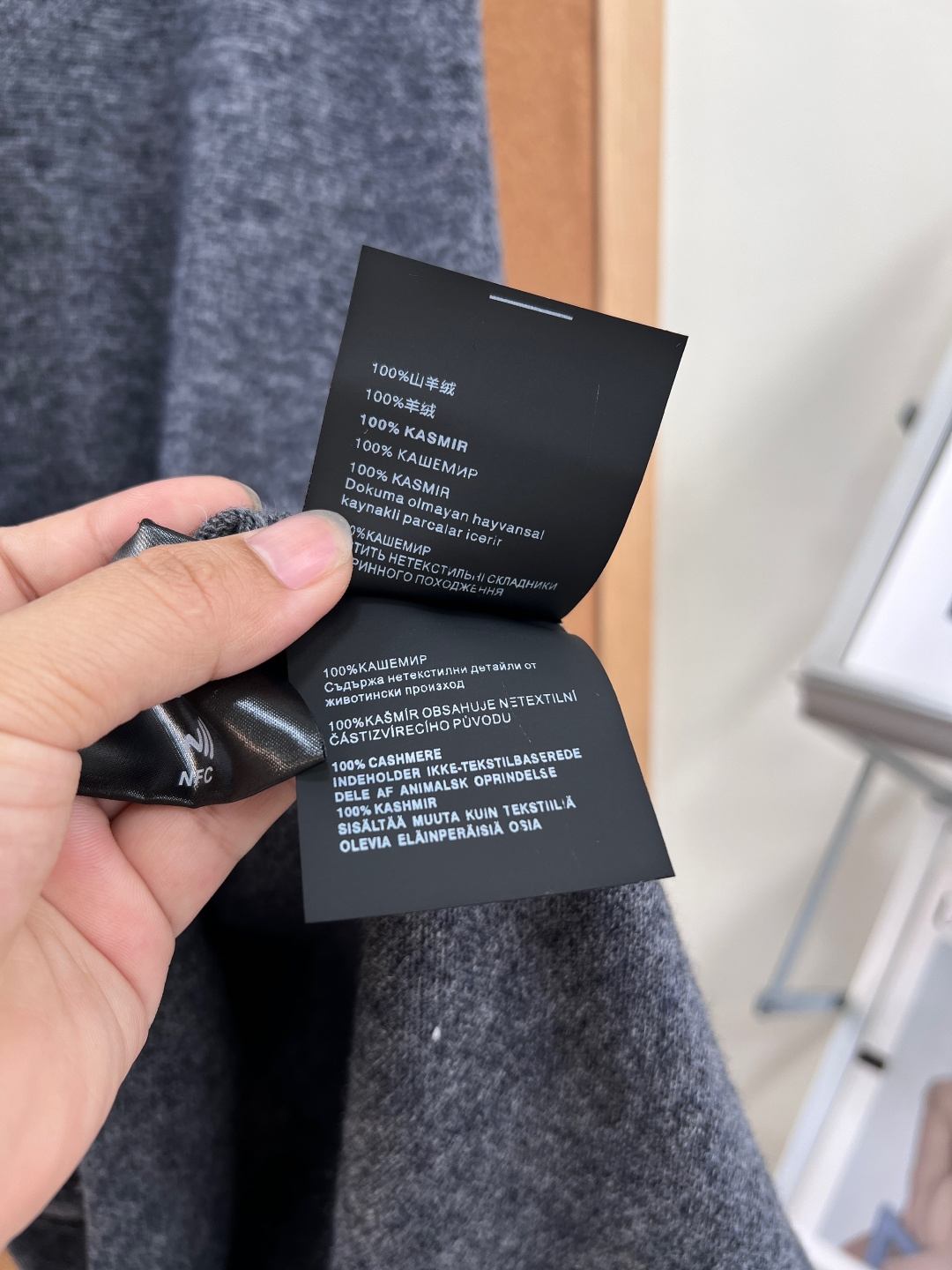 🆕MiuMiu针织吊带连衣裙，经典的深V领吊带款式，流露出恰到好处的性感与时尚气息，连衣裙正面饰有精致的