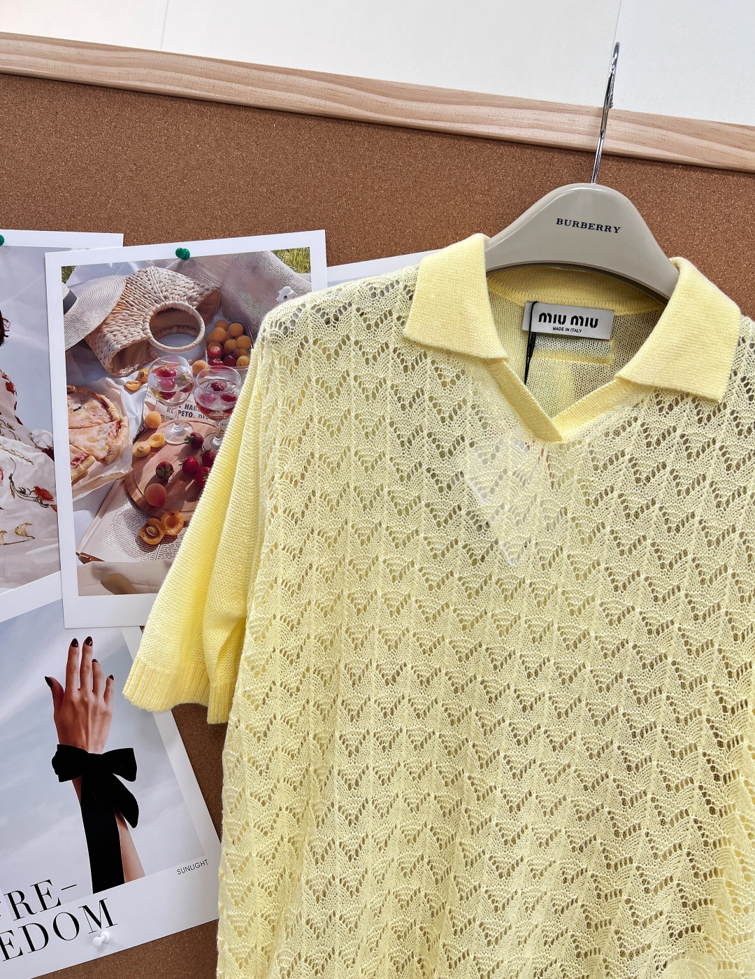 🆕MiuMiu 26春夏新款奶黄翻领针织短袖💛原版高定软糯羊毛面料,春夏专属透气轻薄肌理贴肤软糯亲肤不闷 🆕MiuMiu 26春夏新款奶黄翻领针织短袖💛原版高定软糯羊毛面料,春夏专属透气轻薄肌理贴肤软糯亲肤不闷