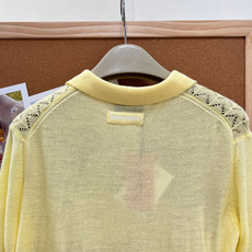 🆕MiuMiu 26春夏新款奶黄翻领针织短袖💛原版高定软糯羊毛面料,春夏专属透气轻薄肌理贴肤软糯亲肤不闷 🆕MiuMiu 26春夏新款奶黄翻领针织短袖💛原版高定软糯羊毛面料,春夏专属透气轻薄肌理贴肤软糯亲肤不闷