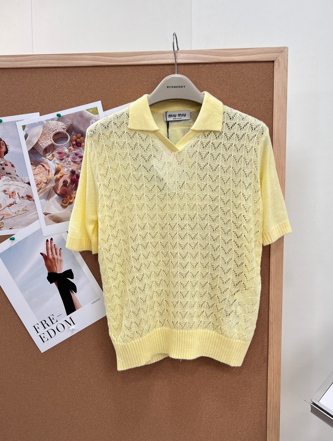 NO:835443,MiuMiu 26 spring and summer new style custard lapel knitted short-sleeved original high-definition soft waxy wool fabric, exclusive for spring and summer with a breathable and light texture. It is soft and waxy, skin-friendly and not sweaty. It is delicate and constant temperature and does not stick to the body. It can be worn freely in all seasons. The exquisite small lapel V-shaped slit neckline modifies the neck line and transforms into a swan neck in seconds. The regular hollow cable knitting texture is all over the body, which is transparent and flexible with a soft light atmosphere.  The discreet see-through hollow design on the shoulders is low-key and conceals the girl's delicate discreetness. The ribbed cuffs + hem provide neat shaping without collapsing, and the silhouette is slim but not tight. Healing milk fufu goose yellow. Yellow-skinned beetroot appears white, gentle and age-reducing without being picky, with a soft spring girlish feel. The sweet but not greasy Miu style of a wealthy daughter, a gentle fairy look when worn alone, and a full atmosphere when layered with a shirt/suspender.  Suitable for daily commuting, dating for afternoon tea, and traveling for photos. It looks great with skirts, jeans, and wide-leg pants. The embellished belt instantly enhances the body proportions. It is easy to achieve the relaxed feeling of French girls. It is a versatile ace knitted top that can be easily added to the spring and summer wardrobe. It has three standards and is available in large quantities!  Size sml,,miumiu,skirts,jeans,shirts,T-shirt,19860909MiuMiu 26春夏新款奶黄翻领针织短袖原版高定软糯羊毛面料,春夏专属透气轻薄肌理 贴肤软糯亲肤不闷汗,细腻恒温不扎身,四季都能自在穿搭 精致小翻领V型开衩领口,修饰脖颈线条,秒变天鹅颈 满身规律性镂空绞花针织纹理,通透灵动自带柔光氛围感 肩部小心机透视镂空设计,低调暗藏少女精致小心机 罗纹收口袖口+下摆,利落塑形不垮塌,版型显瘦不紧绷 治愈奶fufu鹅黄色 黄皮天菜显白色,温柔减龄不挑皮,自带春日柔光少女感 甜而不腻的miu系富家千金格调,单穿温柔仙气,叠穿衬衫/吊带氛围感拉满 通勤日常、约会下午茶、出游拍照全场景适配 搭配半裙、牛仔裤、阔腿裤都绝美,点缀腰带瞬间拉出身材比例 轻松拿捏法式少女松弛感,是春夏衣橱闭眼入的百搭王牌针织上衣三标齐全,大货出！ 尺码sml,,miumiu,skirts,jeans,shirts,T-shirt,,Women's clothing