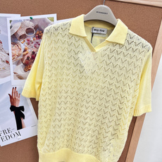🆕MiuMiu 26春夏新款奶黄翻领针织短袖💛原版高定软糯羊毛面料,春夏专属透气轻薄肌理贴肤软糯亲肤不闷 🆕MiuMiu 26春夏新款奶黄翻领针织短袖💛原版高定软糯羊毛面料,春夏专属透气轻薄肌理贴肤软糯亲肤不闷