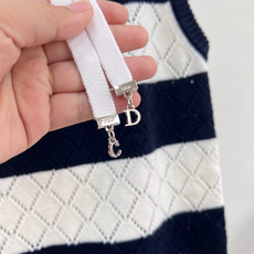 🆕Dior 新款娃娃领条纹针织无袖背心🤍法式复古氛围感天花板叠穿神器,经典撞色横条纹,永不过时的高级配色 🆕Dior 新款娃娃领条纹针织无袖背心🤍法式复古氛围感天花板叠穿神器,经典撞色横条纹,永不过时的高级配色
