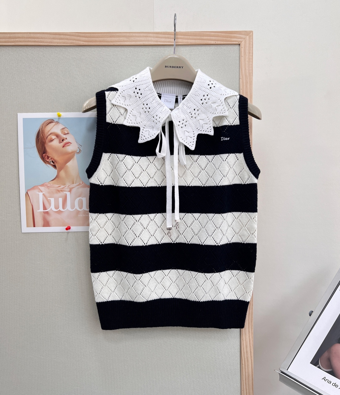 NO:836016,Dior's new doll collar striped knitted sleeveless vest is a French retro atmosphere ceiling stacking artifact, classic contrasting horizontal stripes, timeless high-end color matching, slim and versatile, and not picky about the figure. Exquisite hollow wavy doll lapel, tie letter pendant design. Gentle and age-reducing girlish look, cleverly modifying the neck and face, with an elegant and refined atmosphere. The whole body is diamond-shaped hollow knitted texture, breathable and soft, refreshing and not stuffy in spring and summer.  The classic contrasting stripes are arranged at random, and the rhombus texture is delicate and textured. The low-key brand letters are embroidered on the side, and the low-key nobility hides the recognition of light luxury. The ribbed hem is crisp and not bloated, slim and not tight. It is cool and high-end when worn alone, and looks great with shirts, bottoming T-shirts, and long sleeves. Suitable for daily commuting, college-style wear, and dating afternoon tea.  Layered coats in spring and autumn, versatile for all seasons, this all-purpose vest with a French vibe is a must-have for your wardrobe. It comes in three sizes and is available in large quantities!  Size smL,,dior,jackets & coats,shirts,tees,t-shirt,19860909Dior 新款娃娃领条纹针织无袖背心法式复古氛围感天花板叠穿神器, 经典撞色横条纹,永不过时的高级配色,显瘦百搭不挑身材 精致镂空波浪娃娃大翻领,系带字母坠饰设计 温柔减龄少女感拉满,巧妙修饰脖颈脸型,自带优雅精致氛围感 全身菱形格镂空针织肌理,透气软糯,春夏清爽不闷肤 经典撞色条纹错落排布,菱格织纹细腻有质感 侧边低调品牌字母刺绣,低调显贵暗藏轻奢辨识度 罗纹收边下摆,版型挺括不臃肿,修身显瘦不紧绷 单穿清冷高级,内搭衬衫、打底T恤、长袖都绝美 通勤日常、学院风穿搭、约会下午茶全场景适配 春秋叠穿外套、四季百搭循环,是衣橱必备的法式氛围感万能马甲三标齐全,大货出！ 尺码smL,,dior,jackets & coats,shirts,tees，t-shirt,,Women's clothing