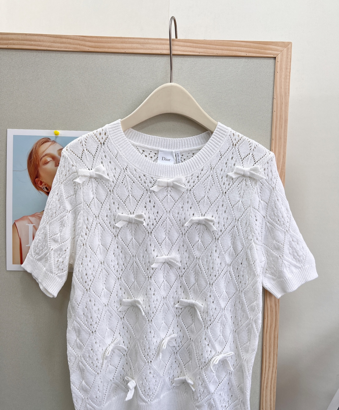 🆕Dior 26春夏新款圆领针织短袖🤍原版高定春夏轻奢少女感上衣,经典利落圆领版型,温柔贴合脖颈,不挑脸 🆕Dior 26春夏新款圆领针织短袖🤍原版高定春夏轻奢少女感上衣,经典利落圆领版型,温柔贴合脖颈,不挑脸