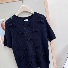 🆕Dior 26春夏新款圆领针织短袖🤍原版高定春夏轻奢少女感上衣,经典利落圆领版型,温柔贴合脖颈,不挑脸 🆕Dior 26春夏新款圆领针织短袖🤍原版高定春夏轻奢少女感上衣,经典利落圆领版型,温柔贴合脖颈,不挑脸