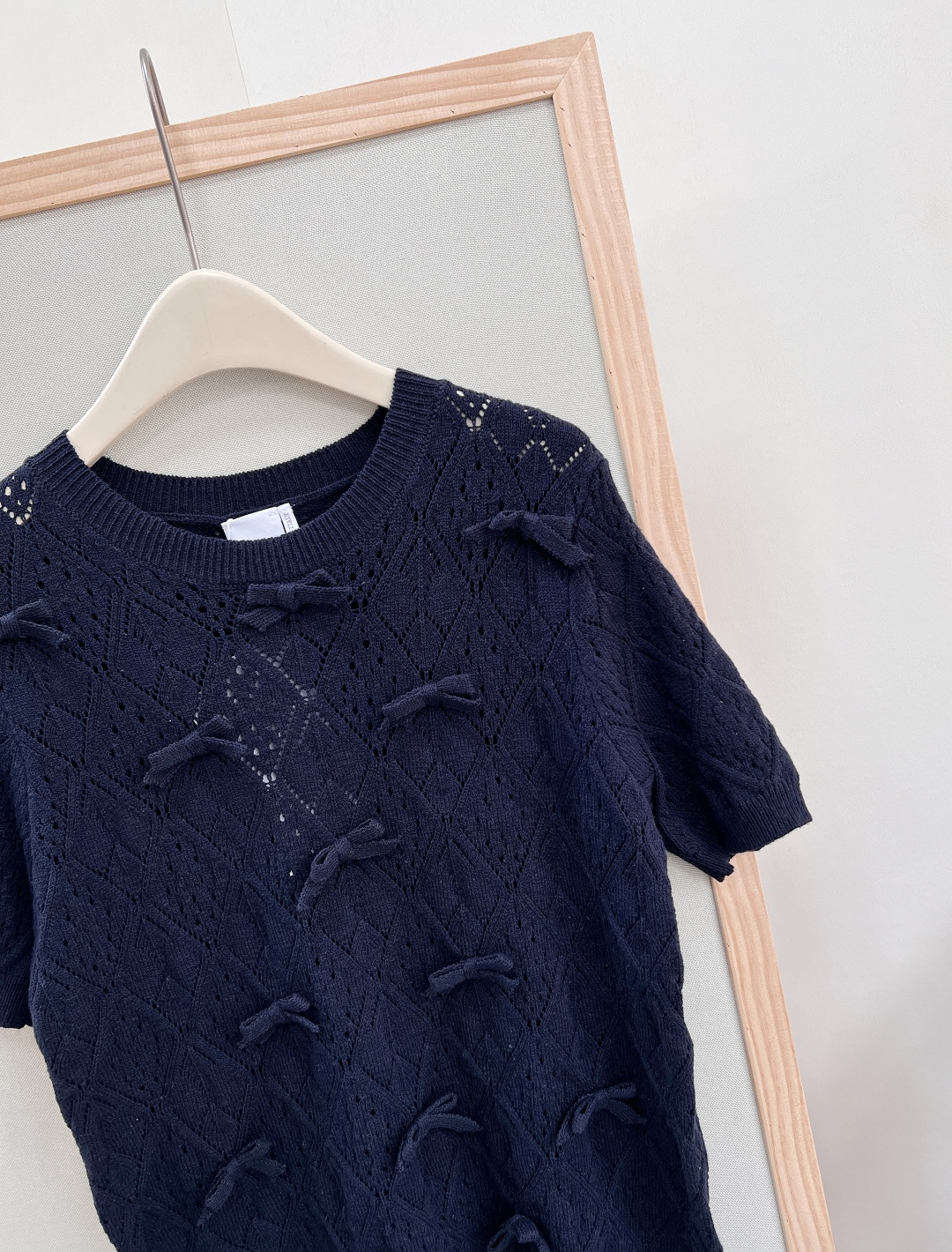 🆕Dior 26春夏新款圆领针织短袖🤍原版高定春夏轻奢少女感上衣,经典利落圆领版型,温柔贴合脖颈,不挑脸 🆕Dior 26春夏新款圆领针织短袖🤍原版高定春夏轻奢少女感上衣,经典利落圆领版型,温柔贴合脖颈,不挑脸