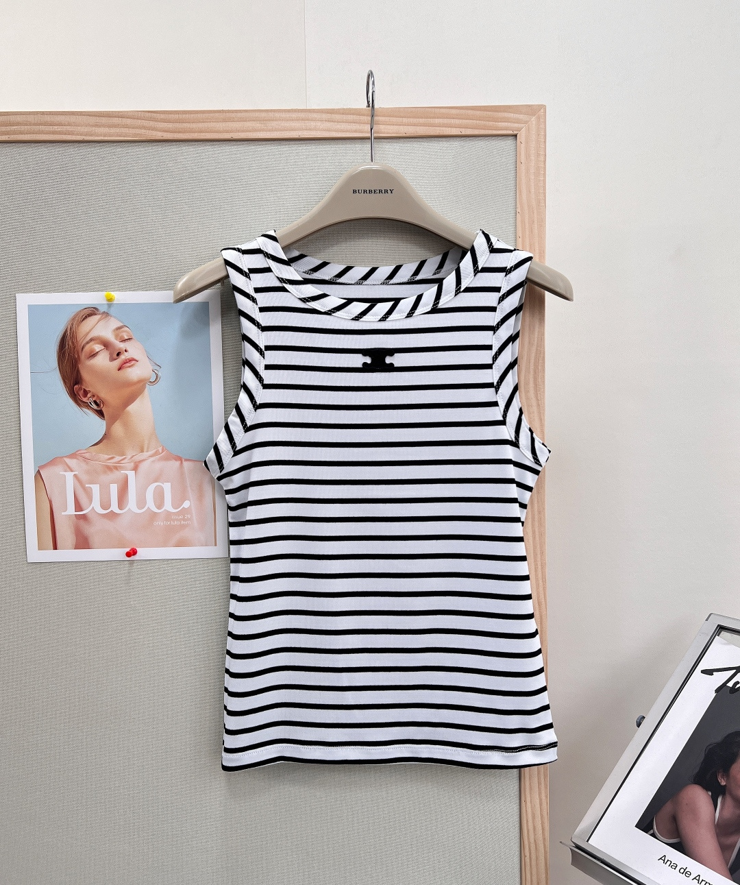 NO:836045,Celine 26 spring and summer new classic striped sleeveless vest, a timeless French navy style ace inner wear item. Classic black and white horizontal stripe color, retro and durable, with a lazy and high-end atmosphere. The iconic Arc de Triomphe embroidered logo on the chest, low-key and exquisite, hiding brand recognition. The round neck hemming is delicate and neat, modifying the neck line, neatly slimming and not bloated.  Slim-fitting sleeveless tailoring fits the body shape, just right to tighten the waist and abdomen, optimizing the body proportions in one second. Select soft, waxy and highly elastic skin-friendly fabrics, breathable, smooth and not sweaty. The upper body is refreshing and comfortable in summer, close to the skin without any binding feeling, and will not deform or wrinkle after long-term wear. Minimalist and versatile version, worn alone, refreshing and casual, layered with shirts, suits, and knitted vests to create a full atmosphere. Paired with jeans, casual shorts, and long skirts, it has its own French lazy style.  Suitable for all scenes of daily commuting, traveling on vacation, and leisure and shopping. It is a must-have for all seasons. It is a classic and versatile style that is always missing in the wardrobe. It has three standards and is available in large quantities!  Size sml,,celine,skirts,shorts,jeans,shirts,business suit,19860909Celine 26春夏新款经典条纹无袖背心永不过时的法式海军风王牌内搭单品 经典黑白横条纹配色,复古耐看不挑季节,自带慵懒高级氛围感 胸前标志性凯旋门刺绣logo,低调精致,暗藏品牌辨识度 圆领包边做工细腻工整,修饰脖颈线条,利落显瘦不臃肿 修身无袖剪裁贴合身形,恰到好处收紧腰腹,一秒优化身材比例 甄选软糯高弹亲肤面料,透气顺滑不闷汗 夏日上身清爽舒适,贴肤无束缚感,久穿不变形不起皱 极简百搭万能版型,单穿清爽随性,叠穿衬衫、西装、针织马甲氛围感拉满 搭配牛仔裤、休闲短裤、半身长裙都自带法式慵懒格调 日常通勤、出游度假、休闲逛街全场景适配 四季循环穿搭刚需,是衣柜永远缺一件的经典百搭神款三标齐全,大货出！ 尺码sml,,celine,skirts,shorts,jeans,shirts,business suit,,Women's clothing