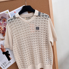 🆕MiuMiu 26春夏新款Polo镂空针织短袖✨甄选50%和纸+39%天丝+11%人造丝黄金混纺面料自 🆕MiuMiu 26春夏新款Polo镂空针织短袖✨甄选50%和纸+39%天丝+11%人造丝黄金混纺面料自