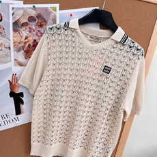 🆕MiuMiu 26春夏新款Polo镂空针织短袖✨甄选50%和纸+39%天丝+11%人造丝黄金混纺面料自 🆕MiuMiu 26春夏新款Polo镂空针织短袖✨甄选50%和纸+39%天丝+11%人造丝黄金混纺面料自