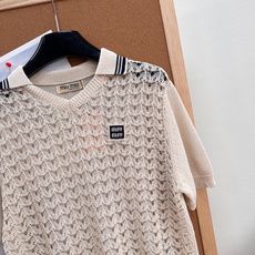 🆕MiuMiu 26春夏新款Polo镂空针织短袖✨甄选50%和纸+39%天丝+11%人造丝黄金混纺面料自 🆕MiuMiu 26春夏新款Polo镂空针织短袖✨甄选50%和纸+39%天丝+11%人造丝黄金混纺面料自