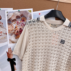 🆕MiuMiu 26春夏新款Polo镂空针织短袖✨甄选50%和纸+39%天丝+11%人造丝黄金混纺面料自 🆕MiuMiu 26春夏新款Polo镂空针织短袖✨甄选50%和纸+39%天丝+11%人造丝黄金混纺面料自