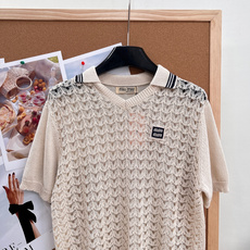 🆕MiuMiu 26春夏新款Polo镂空针织短袖✨甄选50%和纸+39%天丝+11%人造丝黄金混纺面料自 🆕MiuMiu 26春夏新款Polo镂空针织短袖✨甄选50%和纸+39%天丝+11%人造丝黄金混纺面料自