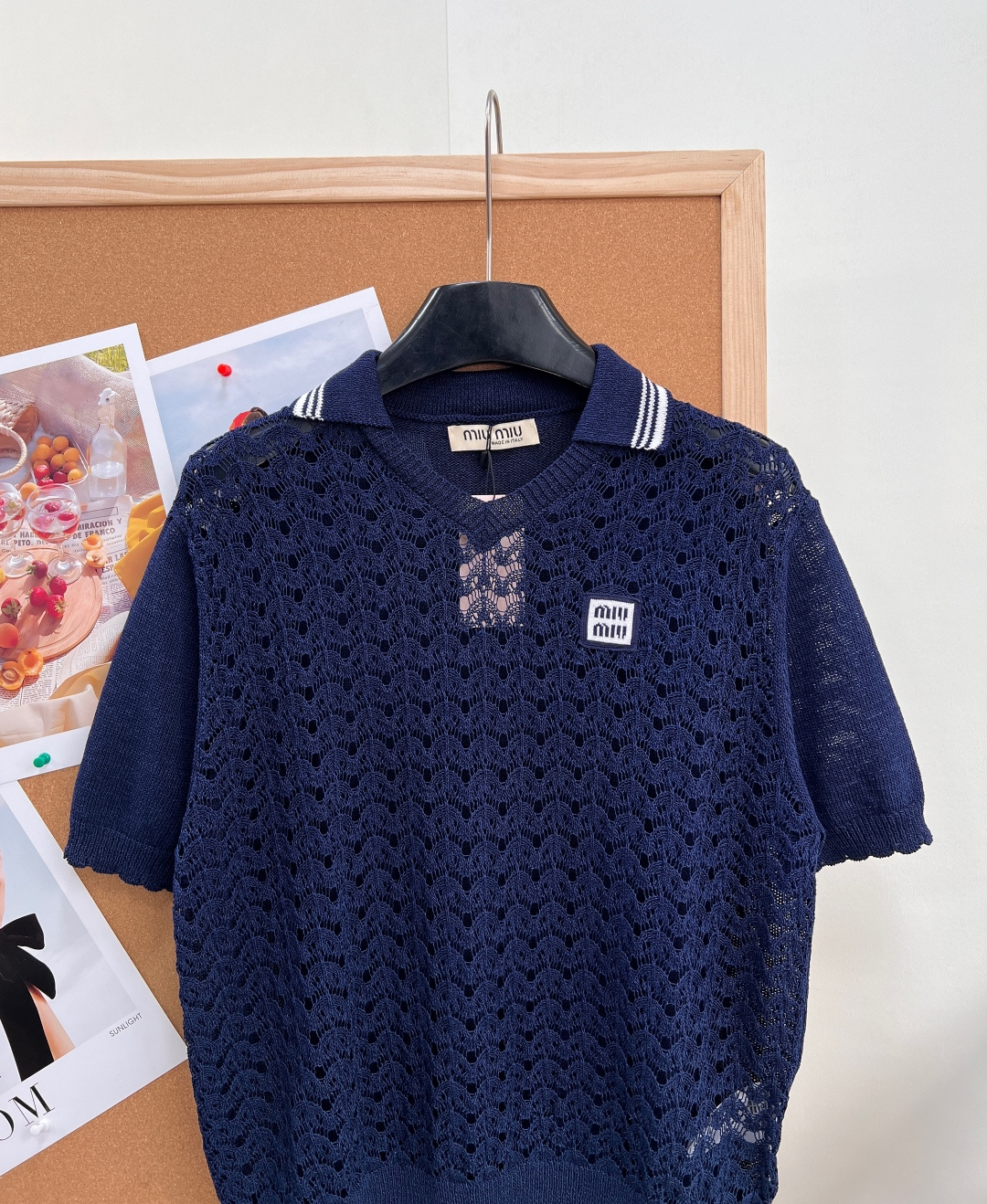 🆕MiuMiu 26春夏新款Polo镂空针织短袖✨甄选50%和纸+39%天丝+11%人造丝黄金混纺面料自 🆕MiuMiu 26春夏新款Polo镂空针织短袖✨甄选50%和纸+39%天丝+11%人造丝黄金混纺面料自