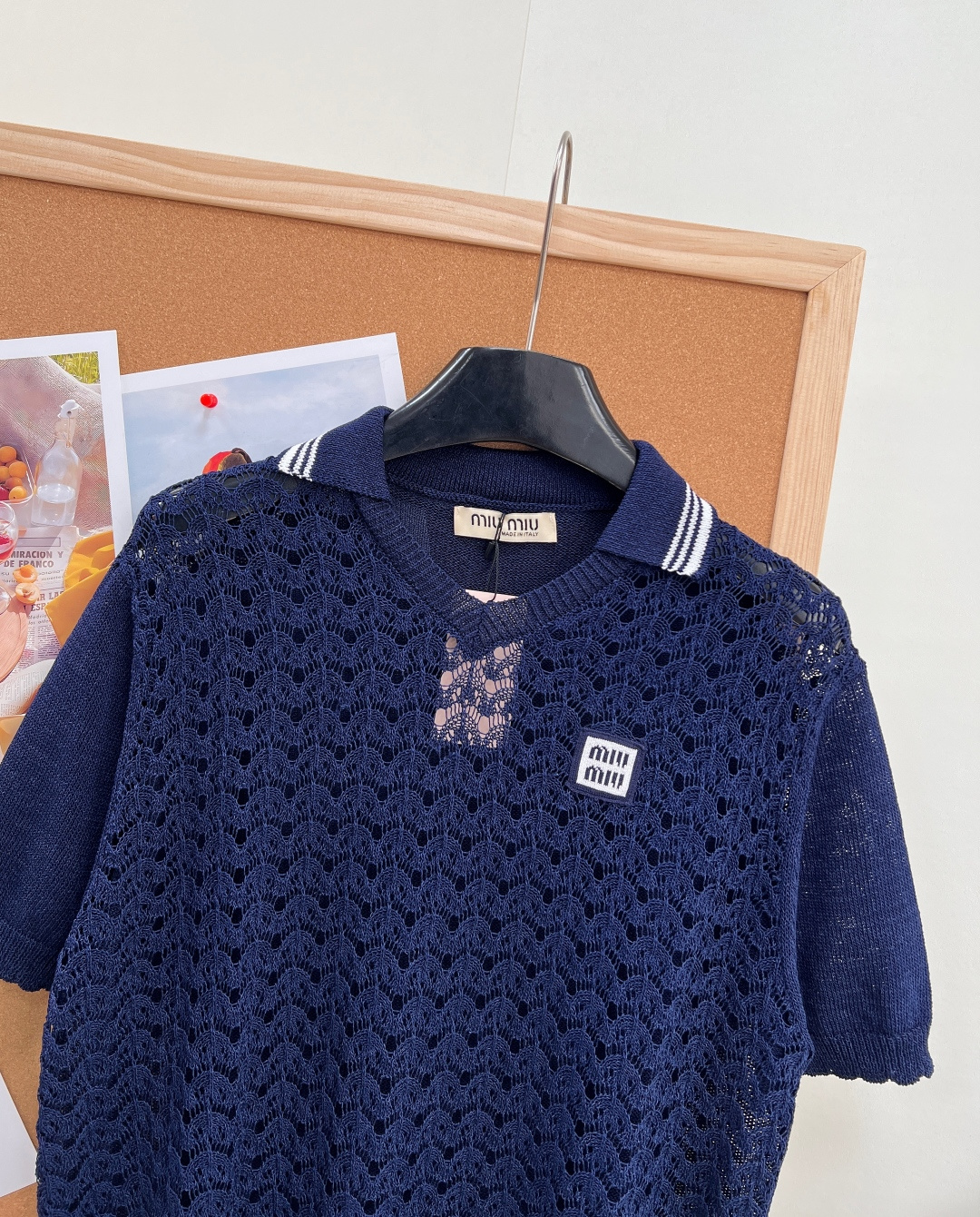 🆕MiuMiu 26春夏新款Polo镂空针织短袖✨甄选50%和纸+39%天丝+11%人造丝黄金混纺面料自 🆕MiuMiu 26春夏新款Polo镂空针织短袖✨甄选50%和纸+39%天丝+11%人造丝黄金混纺面料自