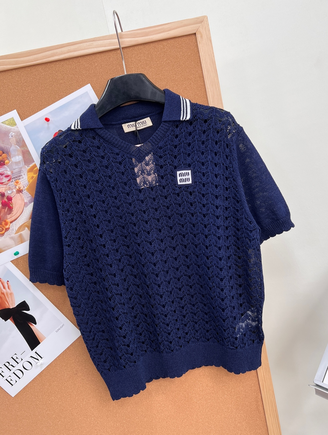 🆕MiuMiu 26春夏新款Polo镂空针织短袖✨甄选50%和纸+39%天丝+11%人造丝黄金混纺面料自 🆕MiuMiu 26春夏新款Polo镂空针织短袖✨甄选50%和纸+39%天丝+11%人造丝黄金混纺面料自