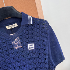 🆕MiuMiu 26春夏新款Polo镂空针织短袖✨甄选50%和纸+39%天丝+11%人造丝黄金混纺面料自 🆕MiuMiu 26春夏新款Polo镂空针织短袖✨甄选50%和纸+39%天丝+11%人造丝黄金混纺面料自