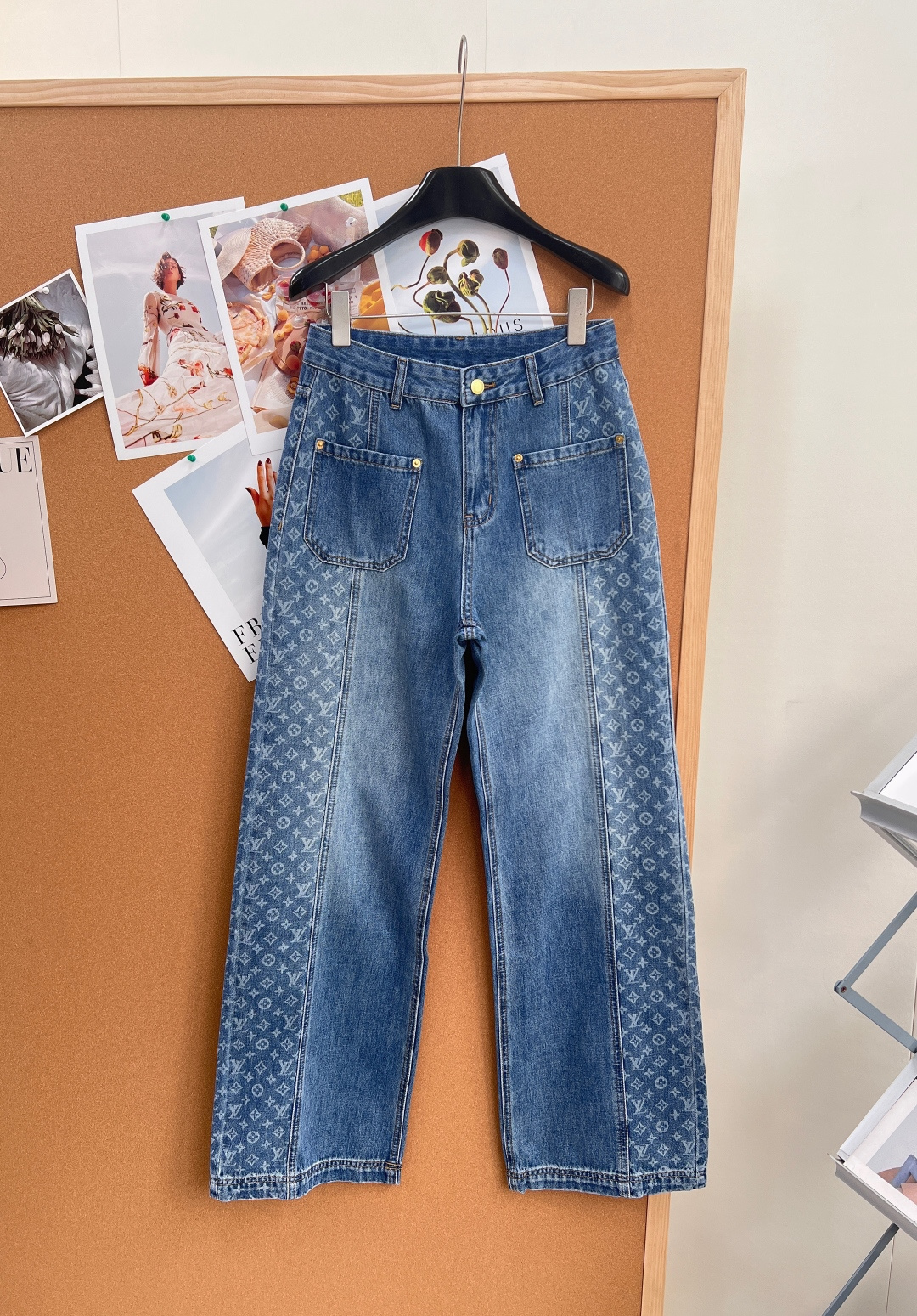 NO:836671,LOUIS  VUITTON26 new side presbyopic trousers, high-waisted and slimming, wide-legged and floor-length, high-waisted to tighten the waist and abdomen waistline, naturally loose and loose from the crotch downwards, the trouser legs are straight and smooth without clinging to the legs, perfectly hiding hip width, thick thighs, uneven legs, etc.  Body problem, the proportion of the legs is elongated vertically, the top is short and the bottom is long, the outfit looks taller and the legs are longer. It is lazy and elegant and has a sense of high-end luxury. The entire trouser body on both sides of the trouser legs is printed with the same color dark grain jacquard pattern, which is low-key and refined without being exaggerated, and perfectly blends with the denim background.  From a distance, they look simple and majestic, but from a close look, the details are full of light and luxurious texture. They are completely different from ordinary solid color jeans, and they are high-end and niche.  All three standards are complete, and the goods will be shipped in large quantities!  Size sml,,louis vuitton,jeans,19860909LOUIS VUITTON26新款侧边老花长裤,高腰显瘦微喇阔腿拖地版型,高腰收紧腰腹腰线,从胯部向下自然宽松垂坠散开,裤腿笔直垂顺不贴腿,完美藏住胯宽、大腿粗、腿不直等身材问题,纵向拉长腿部比例,上短下长穿搭巨显高显腿长,慵懒大气又自带高级轻奢感,裤腿两侧整条裤身满印同色系暗纹老花提花图案、低调精致不浮夸,和牛仔底色完美融合 远看简约大气,近看细节满满轻奢质感,彻底区别于普通纯色牛仔裤 ,高级小众不撞款！三标齐全,大货出！ 尺码sml,,louis vuitton,jeans,,Women's clothing
