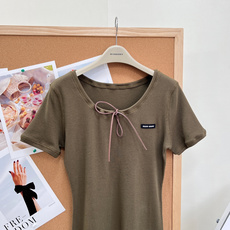 🆕MiuMiu 春夏新款复古橄榄绿短袖连衣裙🫒精选华夫格软糯针织面料,肌理细腻软糯、弹力贴身,春夏透气不 🆕MiuMiu 春夏新款复古橄榄绿短袖连衣裙🫒精选华夫格软糯针织面料,肌理细腻软糯、弹力贴身,春夏透气不