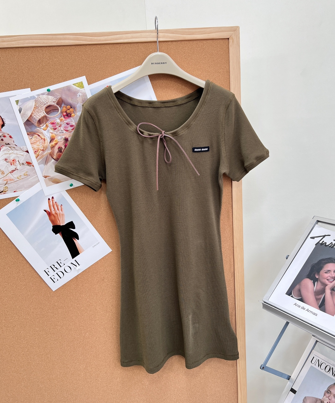 🆕MiuMiu 春夏新款复古橄榄绿短袖连衣裙🫒精选华夫格软糯针织面料,肌理细腻软糯、弹力贴身,春夏透气不 🆕MiuMiu 春夏新款复古橄榄绿短袖连衣裙🫒精选华夫格软糯针织面料,肌理细腻软糯、弹力贴身,春夏透气不