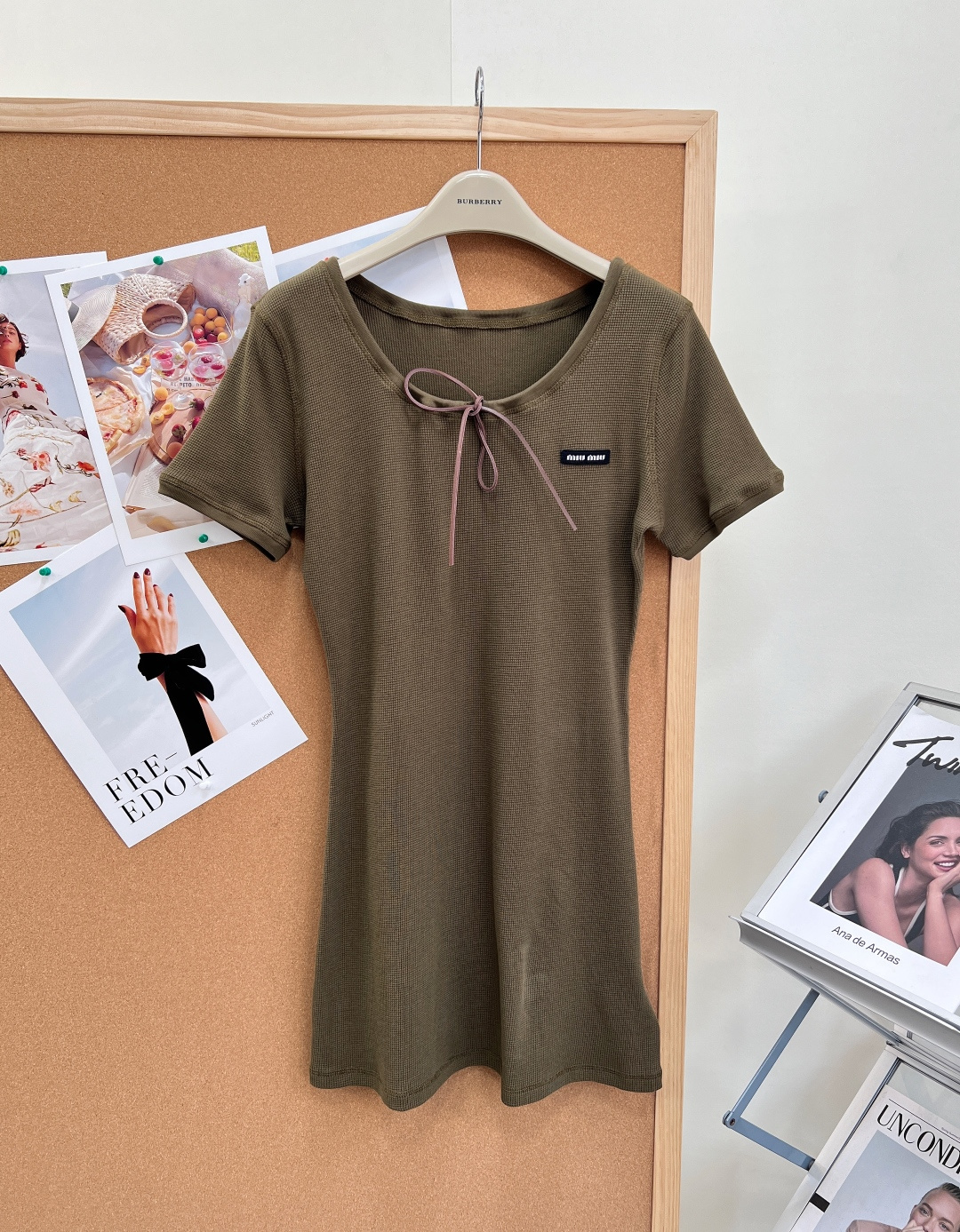 NO:836693,MiuMiu's new spring and summer retro olive green short-sleeved dress is made of waffle soft and waxy knitted fabric. It has a delicate and waxy texture and is elastic and close-fitting. It is breathable in spring and summer and is not stuffy or sweaty. It is draped and anti-wrinkle and not easily deformed. It is comfortable and comfortable to wear without restraint. It is slim and not tight. 1. Gentle U-shaped round neck with exquisite leather drawstring bow, smart and gentle, cleverly modifying the neck line, full of atmosphere  2. Iconic brand letter black label patch on the side, low-key and luxurious, with high-end brand recognition 3. Neat short-sleeved hemming tailoring, modifying the arm line, slimming and hiding muscles without picking up the arm shape 4. Minimalist hip-hugging short skirt, fitting the body shape to outline graceful curves, high-waisted version optimizes body proportions, instantly transforms into a long-legged girl. Retro olive green is niche and does not conflict with colors, yellow leather is white and versatile  Pure sweet and cool miu style, worn alone to create a full atmosphere, layered with jackets and vests to suit the four seasons, easy to control in all scenarios such as daily outings, dates, afternoon tea, and leisure outings. Small-friendly version, easy to match the hot girl atmosphere in spring and summer!  All three standards are complete, and the goods will be shipped in large quantities!  Size sml,,miumiu,skirts,jackets & coats,T-shirt,19860909MiuMiu 春夏新款复古橄榄绿短袖连衣裙精选华夫格软糯针织面料,肌理细腻软糯、弹力贴身,春夏透气不闷汗,垂顺抗皱不易变形,贴肤穿着舒适无束缚,修身不紧绷. 1.温柔U型圆领搭配精致皮质细抽绳蝴蝶结,灵动温柔,巧妙修饰脖颈线条,氛围感拉满 2.侧边标志性品牌字母黑标贴片,低调轻奢,自带高级品牌辨识度 3.利落短袖包边剪裁,修饰手臂线条,显瘦藏肉不挑臂型 4.极简包臀短款裙型,贴合身形勾勒曼妙曲线,高腰版型优化身材比例,秒变长腿少女 复古橄榄绿小众不撞色,黄皮显白百搭 纯欲甜酷miu系风格,单穿氛围感拉满,叠穿外套、马甲适配四季 日常出街、约会下午茶、休闲出游全场景轻松驾驭 小个子友好版型,轻松拿捏春夏辣妹氛围感穿搭！三标齐全,大货出！ 尺码sml,,miumiu,skirts,jackets & coats,T-shirt,,Women's clothing
