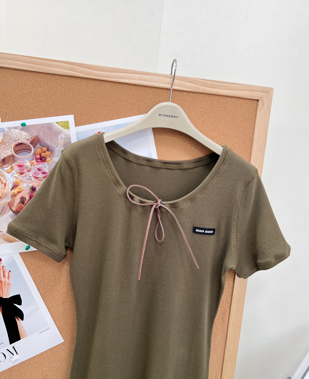 🆕MiuMiu 春夏新款复古橄榄绿短袖连衣裙🫒精选华夫格软糯针织面料,肌理细腻软糯、弹力贴身,春夏透气不 🆕MiuMiu 春夏新款复古橄榄绿短袖连衣裙🫒精选华夫格软糯针织面料,肌理细腻软糯、弹力贴身,春夏透气不