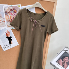 🆕MiuMiu 春夏新款复古橄榄绿短袖连衣裙🫒精选华夫格软糯针织面料,肌理细腻软糯、弹力贴身,春夏透气不 🆕MiuMiu 春夏新款复古橄榄绿短袖连衣裙🫒精选华夫格软糯针织面料,肌理细腻软糯、弹力贴身,春夏透气不