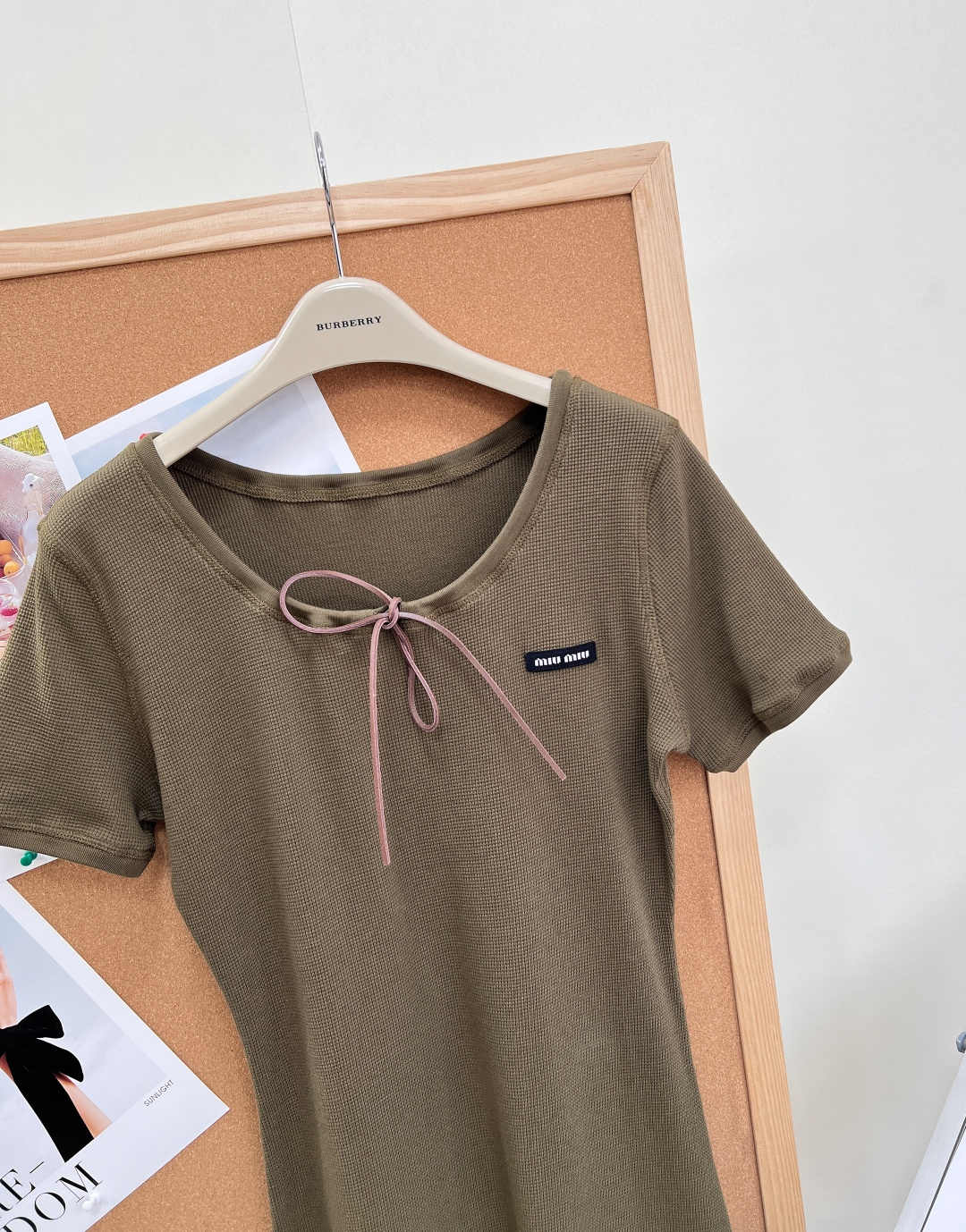 🆕MiuMiu 春夏新款复古橄榄绿短袖连衣裙🫒精选华夫格软糯针织面料,肌理细腻软糯、弹力贴身,春夏透气不 🆕MiuMiu 春夏新款复古橄榄绿短袖连衣裙🫒精选华夫格软糯针织面料,肌理细腻软糯、弹力贴身,春夏透气不