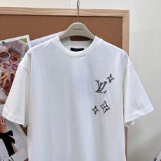 🆕LOUIS VUITTON 手绘花卉拼色刺绣短袖T恤。✨以经典Monogram元素为灵感,将品牌标志性 🆕LOUIS VUITTON 手绘花卉拼色刺绣短袖T恤。✨以经典Monogram元素为灵感,将品牌标志性