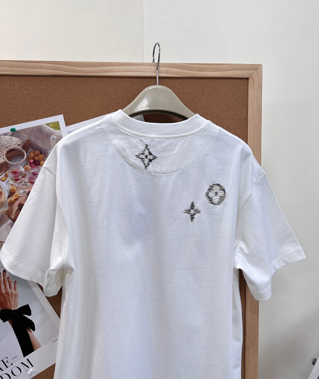 🆕LOUIS VUITTON 手绘花卉拼色刺绣短袖T恤。✨以经典Monogram元素为灵感,将品牌标志性 🆕LOUIS VUITTON 手绘花卉拼色刺绣短袖T恤。✨以经典Monogram元素为灵感,将品牌标志性