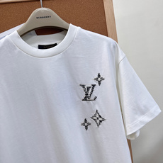 🆕LOUIS VUITTON 手绘花卉拼色刺绣短袖T恤。✨以经典Monogram元素为灵感,将品牌标志性 🆕LOUIS VUITTON 手绘花卉拼色刺绣短袖T恤。✨以经典Monogram元素为灵感,将品牌标志性
