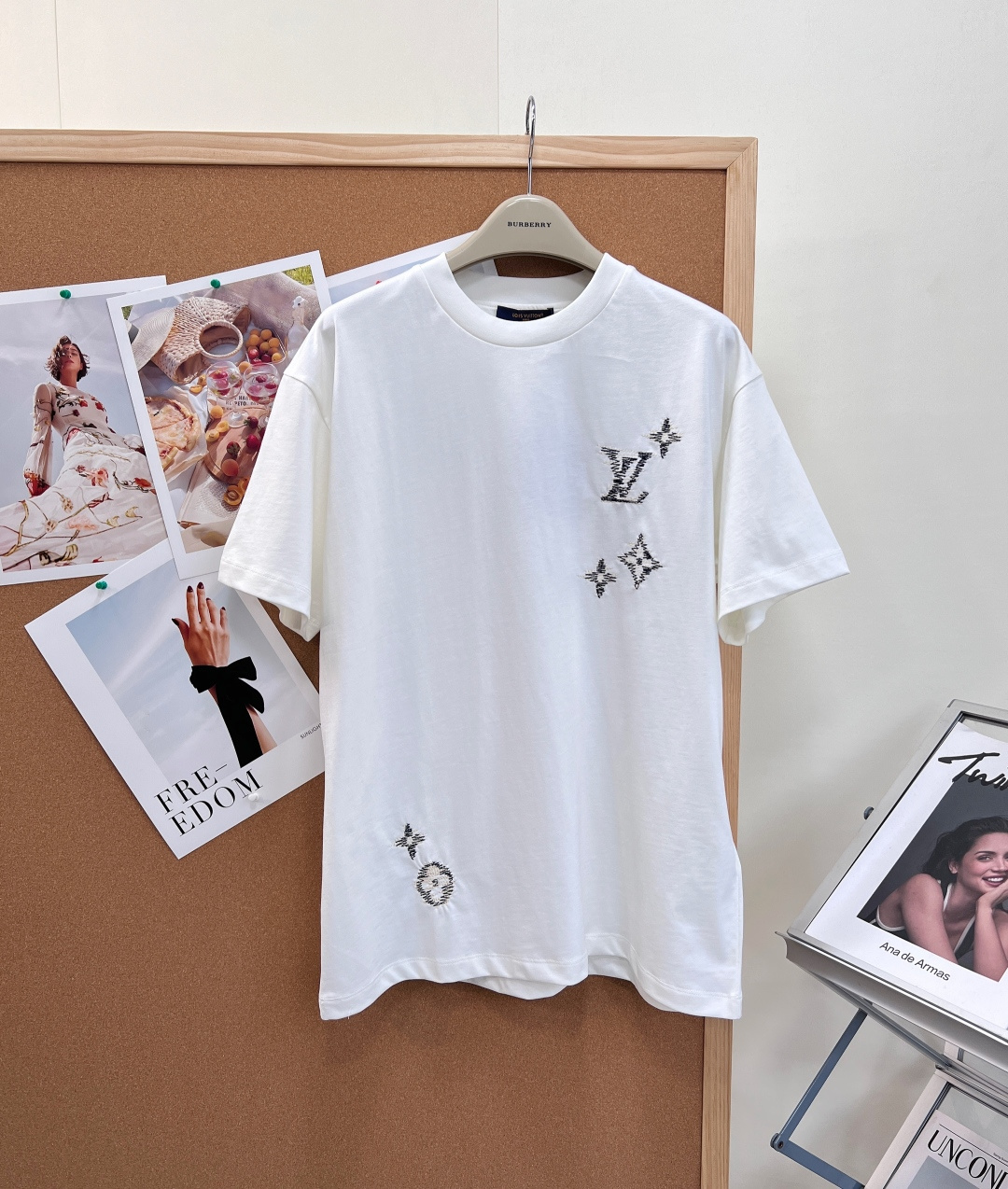 NO:836701,LOUIS VUITTON hand-painted floral color-block embroidered short-sleeved T-shirt. Inspired by classic Monogram elements, the brand's iconic LV letters, four-leaf flowers and starburst patterns are reinterpreted with hand-painted embroidery techniques. Effortlessly fashionable, one piece can be worn in all seasons. The sense of luxury is hidden in the relaxed details. '[Scraggled hand-painted style embroidery, low-key and recognizable]  Breaking the monotony of the traditional white T-shirt, it adopts blue and white contrasting hand-painted embroidery technology, and presents the classic Monogram elements in the form of 'scrawl stitches'. The body adopts an asymmetrical layout, and the scattered embroidery on the front and back is outlined with navy blue lines, giving it a casual and relaxed atmosphere. The basic white color has a wide range of adaptability, which is clean and refreshing when worn alone, and can easily brighten up the overall look when layered with jackets.  The brand recognition is hidden in the low profile. It is a high-end item that can be easily adapted to various scenarios such as daily life, commuting, and light socializing. It is made of 230g heavy combed cotton, soft and skin-friendly. The front and rear elements are asymmetrically distributed. The front is embellished with the LV logo and presbyopia pattern, and the back continues with floral elements. The overall design balances brand recognition with a low-key sense of relaxation, making it easy to adapt to a variety of styles.  It is highly recognizable and can be easily worn for daily wear or light luxury occasions. It goes well with jeans and casual pants. It is comfortable and has a sense of brand. It is a must-have item for spring and summer! Complete with three standards, large quantities!  Size sml,,louis vuitton,louis vuitton,jeans,jackets & coats,T-shirt,tees,t-shirt,19860909LOUIS VUITTON 手绘花卉拼色刺绣短袖T恤. 以经典Monogram元素为灵感,将品牌标志性的LV字母、四叶花卉与星芒图案,以手绘笔触的刺绣工艺重新演绎. 不费力的时髦,一件穿遍四季 高级感,藏在松弛的细节里 」【潦草手绘风刺绣,低调又有辨识度】 打破传统白T的单调感,采用蓝白撞色手绘感刺绣工艺,将经典Monogram元素以“潦草针脚”的形式呈现 衣身采用不对称布局,前后散落的刺绣以藏蓝线条勾勒,自带随性的松弛氛围 基础白色调适配度拉满,单穿干净清爽,叠搭外套也能轻松点亮整体造型 低调中藏着品牌辨识度,是一件能轻松适配日常、通勤、轻社交等多场景的高级感单品. 230g重磅精梳纯棉,软糯亲肤 前后不对称的元素分布,正面点缀LV标识与老花图案,背面延续花卉元素,整体设计平衡了品牌辨识度与低调松弛感,轻松适配多种穿搭风格. 辨识度满分日常穿搭或轻奢场合都能轻松驾驭,搭配牛仔裤,休闲裤都很OK,舒适又有品牌感,是春夏百搭必备单品!三标齐全,大货出！ 尺码sml,,louis vuitton,louis vuitton,jeans,jackets & coats,T-shirt,tees，t-shirt,,Women's clothing