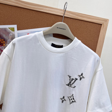🆕LOUIS VUITTON 手绘花卉拼色刺绣短袖T恤。✨以经典Monogram元素为灵感,将品牌标志性 🆕LOUIS VUITTON 手绘花卉拼色刺绣短袖T恤。✨以经典Monogram元素为灵感,将品牌标志性