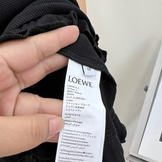 🆕LOEWE Paula’s Ibiza 系列木耳边无袖背心🤍 甄选棉+氨纶高弹混纺面料,竖向坑条肌理软 🆕LOEWE Paula’s Ibiza 系列木耳边无袖背心🤍 甄选棉+氨纶高弹混纺面料,竖向坑条肌理软