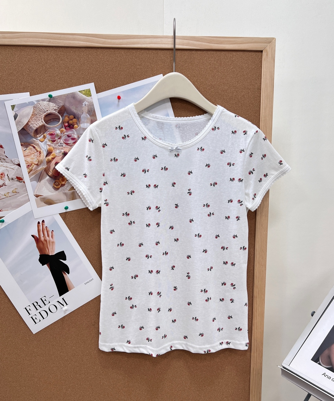 NO:837447,JORYA26 new spring and summer French rose floral short-sleeved T-shirt French sweet girl atmosphere ceiling girl top. Fully printed with exquisite mini rose floral, fresh and elegant without clutter, gentle and healing. Comes with spring soft light filter. Selected soft and waxy high-elastic cotton-like fabric, skin-friendly and breathable, refreshing in spring and summer without sweating, soft and delicate to the touch without deformation after wearing for a long time.  The front shoulder is slim and slightly short, fits the body shape neatly, makes the waist slimmer but not tight, is friendly to small people but does not strain the height, and can easily optimize body proportions. The round neck + cuffs are decorated with exquisite lace and are decorated with small bows. It is gentle and delicate, giving it a girly atmosphere. The details are high-end and textured, low-key but not exaggerated. The three standards are complete and the three colors are outstanding!  Size smlXL,,T-shirt,tees,t-shirt,19860909JORYA26春夏新款法式玫瑰碎花短袖T恤法式甜妹氛围感天花板少女上衣 满印精致迷你玫瑰碎花,清新淡雅不杂乱,温柔治愈自带春日柔光滤镜 甄选软糯高弹棉感面料,亲肤透气、春夏清爽不闷汗,触感柔软细腻久穿不变形 正肩修身微短版型,利落贴合身形,显瘦收腰不紧绷,小个子友好不压身高,轻松优化身材比例 圆领+袖口精致蕾丝花边包边,搭配小巧蝴蝶结点缀 温柔精致拉满少女氛围感,细节高级有质感,低调显贵不浮夸,三标齐全,三色出！ 尺码smlXL,,T-shirt,tees，t-shirt,,Women's clothing