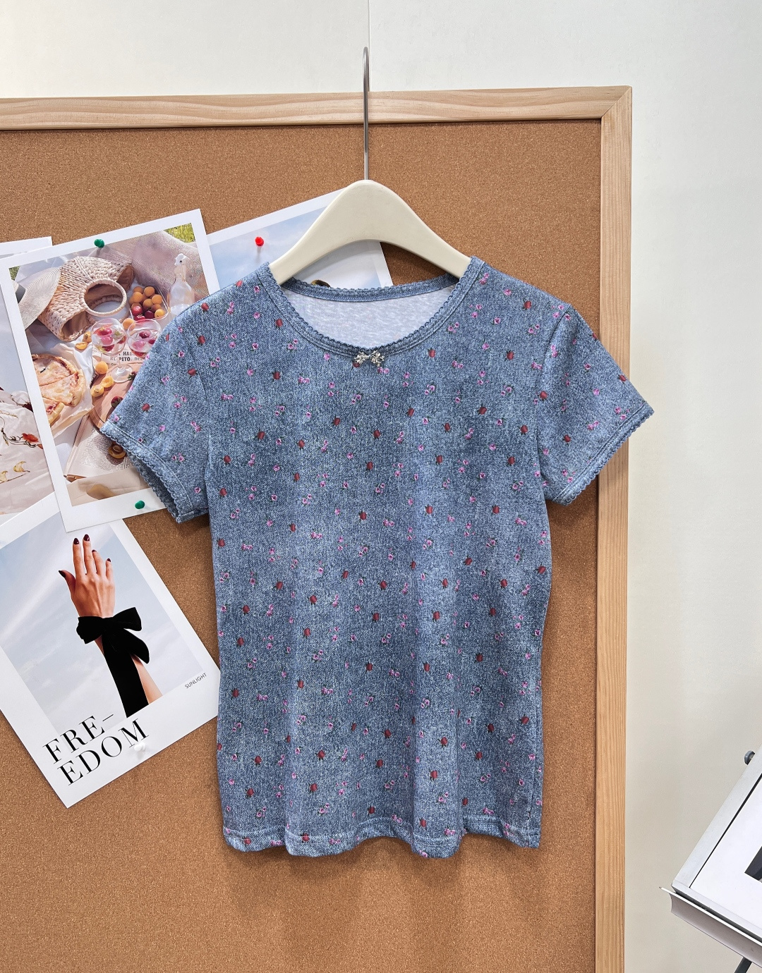 NO:837451,JORYA26 new spring and summer French rose floral short-sleeved T-shirt French sweet girl atmosphere ceiling girl top. Fully printed with exquisite mini rose floral, fresh and elegant without clutter, gentle and healing. Comes with spring soft light filter. Selected soft and waxy high-elastic cotton-like fabric, skin-friendly and breathable, refreshing in spring and summer without sweating, soft and delicate to the touch without deformation after wearing for a long time.  The front shoulder is slim and slightly short, fits the body shape neatly, makes the waist slimmer but not tight, is friendly to small people but does not strain the height, and can easily optimize body proportions. The round neck + cuffs are decorated with exquisite lace and are decorated with small bows. It is gentle and delicate, giving it a girly atmosphere. The details are high-end and textured, low-key but not exaggerated. The three standards are complete and the three colors are outstanding!  Size smLXL,,T-shirt,tees,t-shirt,19860909JORYA26春夏新款法式玫瑰碎花短袖T恤法式甜妹氛围感天花板少女上衣 满印精致迷你玫瑰碎花,清新淡雅不杂乱,温柔治愈自带春日柔光滤镜 甄选软糯高弹棉感面料,亲肤透气、春夏清爽不闷汗,触感柔软细腻久穿不变形 正肩修身微短版型,利落贴合身形,显瘦收腰不紧绷,小个子友好不压身高,轻松优化身材比例 圆领+袖口精致蕾丝花边包边,搭配小巧蝴蝶结点缀 温柔精致拉满少女氛围感,细节高级有质感,低调显贵不浮夸,三标齐全,三色出！ 尺码smLXL,,T-shirt,tees，t-shirt,,Women's clothing