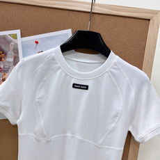 🆕MiuMiu春夏新款分割线修身正肩短袖T恤✨甄选高弹软糯棉感针织面料,亲肤细腻透气不闷汗,垂顺抗皱不易 🆕MiuMiu春夏新款分割线修身正肩短袖T恤✨甄选高弹软糯棉感针织面料,亲肤细腻透气不闷汗,垂顺抗皱不易
