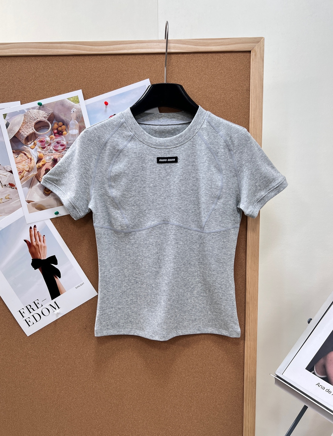 NO:837463,MiuMiu's new split-line slim-fitting front-shoulder short-sleeved T-shirt for spring and summer is made of high-elastic soft waxy cotton-feel knitted fabric, which is skin-friendly, delicate, breathable and not sweaty, draping, anti-wrinkle and not easily deformed. It is comfortable and unrestricted to wear close to the body, and there is no pressure in daily sedentary wear in spring and summer. 1. The black label patch with the iconic brand letters on the chest is low-key and refined, and has high-end brand recognition.  2. Three-dimensional arc-shaped segmented line tailoring, accurately modifying the waist and abdomen lines, with built-in waist shaping effect, making you look slim but not tight. 3. Neat shoulder design, optimized shoulder and neck ratio, both slippery and narrow shoulders can be perfectly modified, and the upper body is tall and elegant. 4. Simple round neck + hemmed short sleeves, clean and tidy without being picky about style, versatile but not exaggerated. The classic black, white and gray three colors are versatile and will never go out of style, regardless of skin color or matching.  The short fit version has a high waistline to make the legs look longer, and is friendly to small people. Wear it alone for a cool and pure look, or layer it with a vest or jacket for a layered look. It can be matched with jeans, work skirts, and casual pants. It can be easily used for daily commuting and outings and dates. It is a must-have base layer top for spring and summer. It has three standards and is available in large quantities!  Size sml,,miumiu,skirts,jeans,jackets & coats,T-shirt,tees,t-shirt,19860909MiuMiu春夏新款分割线修身正肩短袖T恤甄选高弹软糯棉感针织面料,亲肤细腻透气不闷汗,垂顺抗皱不易变形,贴身穿着舒适无束缚,春夏日常久坐穿搭零压力. 1.胸前标志性品牌字母黑标贴片,低调精致,高级感品牌辨识度拉满 2.立体弧形分割压线剪裁,精准修饰腰腹线条,自带收腰塑形效果,显瘦不紧绷 3.利落正肩版型,优化肩颈比例,溜肩、窄肩都能完美修饰,上身挺拔显气质 4.简约圆领+包边短袖,干净利落不挑风格,百搭不浮夸 经典黑白灰三色百搭永不过时,不挑肤色不挑搭配 短款合身版型,拉高腰线显腿长,小个子友好 单穿清冷纯欲,叠穿马甲、外套层次感十足 搭配牛仔裤、工装短裙、休闲裤全场景适配,通勤日常、出游约会都轻松驾驭,是春夏万年百搭刚需打底上衣,三标齐全,大货出！ 尺码sml,,miumiu,skirts,jeans,jackets & coats,T-shirt,tees，t-shirt,,Women's clothing