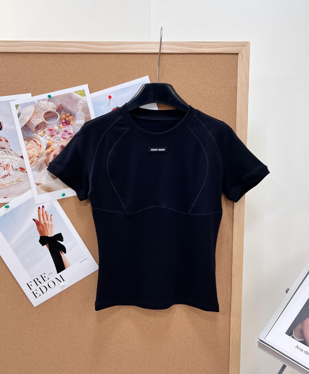 NO:837455,MiuMiu's new split-line slim-fitting front-shoulder short-sleeved T-shirt for spring and summer is made of high-elastic soft waxy cotton-feel knitted fabric, which is skin-friendly, delicate, breathable and not sweaty, draping, anti-wrinkle and not easily deformed. It is comfortable and unrestricted to wear close to the body, and there is no pressure in daily sedentary wear in spring and summer. 1. The black label patch with the iconic brand letters on the chest is low-key and refined, and has high-end brand recognition.  2. Three-dimensional arc-shaped segmented line tailoring, accurately modifying the waist and abdomen lines, with built-in waist shaping effect, making you look slim but not tight. 3. Neat shoulder design, optimized shoulder and neck ratio, both slippery and narrow shoulders can be perfectly modified, and the upper body is tall and elegant. 4. Simple round neck + hemmed short sleeves, clean and tidy without being picky about style, versatile but not exaggerated. The classic black, white and gray three colors are versatile and will never go out of style, regardless of skin color or matching.  The short fit version has a high waistline to make the legs look longer, and is friendly to small people. Wear it alone for a cool and pure look, or layer it with a vest or jacket for a layered look. It can be matched with jeans, work skirts, and casual pants. It can be easily used for daily commuting and outings and dates. It is a must-have base layer top for spring and summer. It has three standards and is available in large quantities!  Size sml,,miumiu,skirts,jeans,jackets & coats,T-shirt,tees,t-shirt,19860909MiuMiu春夏新款分割线修身正肩短袖T恤甄选高弹软糯棉感针织面料,亲肤细腻透气不闷汗,垂顺抗皱不易变形,贴身穿着舒适无束缚,春夏日常久坐穿搭零压力. 1.胸前标志性品牌字母黑标贴片,低调精致,高级感品牌辨识度拉满 2.立体弧形分割压线剪裁,精准修饰腰腹线条,自带收腰塑形效果,显瘦不紧绷 3.利落正肩版型,优化肩颈比例,溜肩、窄肩都能完美修饰,上身挺拔显气质 4.简约圆领+包边短袖,干净利落不挑风格,百搭不浮夸 经典黑白灰三色百搭永不过时,不挑肤色不挑搭配 短款合身版型,拉高腰线显腿长,小个子友好 单穿清冷纯欲,叠穿马甲、外套层次感十足 搭配牛仔裤、工装短裙、休闲裤全场景适配,通勤日常、出游约会都轻松驾驭,是春夏万年百搭刚需打底上衣,三标齐全,大货出！ 尺码sml,,miumiu,skirts,jeans,jackets & coats,T-shirt,tees，t-shirt,,Women's clothing