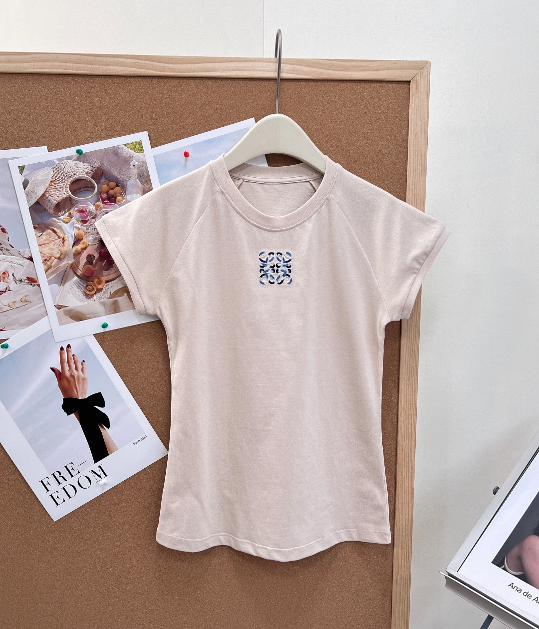 NO:837478,LOEWE Paula’s Ibiza series Anagram embroidered round neck short-sleeved T-shirt is made of combed pure cotton fabric, which is soft and skin-friendly, breathable and sweat-wicking. The upper body is refreshing and not sticky in summer. It has a delicate and soft touch. It is not easy to deform or wrinkle after being worn for a long time. It is comfortable and non-restrictive when worn close to the body.  —Heavy embroidery of the iconic Anagram kaleidoscope totem on the chest, exquisite craftsmanship of gold thread/gradient blue thread, light luxury and high-end, full of brand recognition —Classic round neck + raglan short flying sleeves version, softly modify the shoulder and neck lines, optimizing the problem of slippery and narrow shoulders, neat upper body and showing temperament —Slim fit tailoring, tightening waist and abdominal fat, making you look thin but not tight, easily optimizing body proportions, friendly upper body for small people without weighing down your height  —Advanced navy blue + gentle nude apricot are available in two colors. The navy blue is low-key and noble, while the nude apricot is gentle and versatile. It can be easily adapted to all skin tones. It has a minimalist, luxurious and relaxing atmosphere, which can be matched with all scenes of daily commuting, vacations, and leisure walks. Paired with jeans, workwear skirts, and casual wide-leg pants, it has a high-end style. Wear it alone, it is simple and elegant, layered with suits and vests, and can be worn in four seasons. Multiple sizes are available, which perfectly accommodates all kinds of body shapes. It is an all-purpose basic model for spring and summer wardrobes!  Three standards are complete, two colors are outstanding!  Size sml,,loewe,skirts,jeans,T-shirt,tees,t-shirt,business suit,19860909LOEWE Paula’s Ibiza系列 Anagram刺绣圆领短袖T恤甄选精梳纯棉面料,软糯亲肤、透气排汗,夏日上身清爽不闷黏,触感细腻软糯,久穿不易变形、不易起皱,贴身穿着舒适无束缚感. —胸前标志性Anagram万花筒图腾重工刺绣,金线/渐变蓝线精致工艺,轻奢高级,品牌辨识度拉满 —经典圆领+插肩小飞袖版型,柔和修饰肩颈线条,优化溜肩窄肩问题,上身利落显气质 —修身合身剪裁,收紧腰腹赘肉,显瘦不紧绷,轻松优化身材比例,小个子上身友好不压身高 —高级藏青+温柔裸杏双色可选,藏青低调显贵巨显白,裸杏温柔百搭不挑皮,全肤色轻松适配 极简轻奢松弛氛围感,日常通勤、出游度假、休闲逛街全场景百搭 搭配牛仔裤、工装半裙、休闲阔腿裤都自带高级格调 单穿简约大气,叠穿西装、马甲四季循环穿搭,多尺码可选,完美包容各类身形,是春夏衣橱刚需万能基础款！三标齐全,两色出！ 尺码sml,,loewe,skirts,jeans,T-shirt,tees，t-shirt,business suit,,Women's clothing