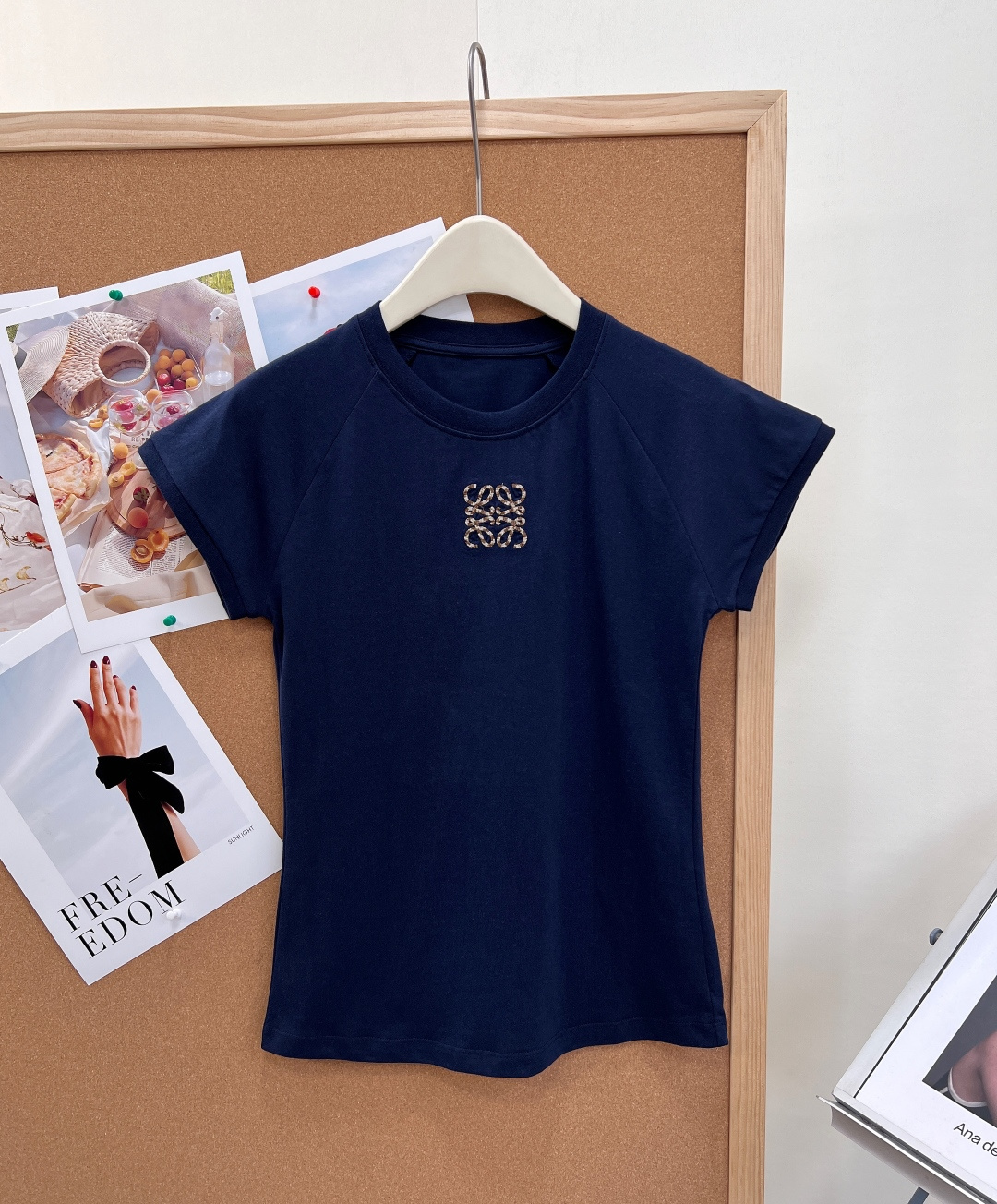 NO:837448,LOEWE Paula’s Ibiza series Anagram embroidered round neck short-sleeved T-shirt is made of combed pure cotton fabric, which is soft and skin-friendly, breathable and sweat-wicking. The upper body is refreshing and not sticky in summer. It has a delicate and soft touch. It is not easy to deform or wrinkle after being worn for a long time. It is comfortable and non-restrictive when worn close to the body.  —Heavy embroidery of the iconic Anagram kaleidoscope totem on the chest, exquisite craftsmanship of gold thread/gradient blue thread, light luxury and high-end, full of brand recognition —Classic round neck + raglan short flying sleeves version, softly modify the shoulder and neck lines, optimizing the problem of slippery and narrow shoulders, neat upper body and showing temperament —Slim fit tailoring, tightening waist and abdominal fat, making you look thin but not tight, easily optimizing body proportions, friendly upper body for small people without weighing down your height  —Advanced navy blue + gentle nude apricot are available in two colors. The navy blue is low-key and noble, while the nude apricot is gentle and versatile. It can be easily adapted to all skin tones. It has a minimalist, luxurious and relaxing atmosphere, which can be matched with all scenes of daily commuting, vacations, and leisure walks. Paired with jeans, workwear skirts, and casual wide-leg pants, it has a high-end style. Wear it alone, it is simple and elegant, layered with suits and vests, and can be worn in four seasons. Multiple sizes are available, which perfectly accommodates all kinds of body shapes. It is an all-purpose basic model for spring and summer wardrobes!  Three standards are complete, two colors are outstanding!  Size sml,,loewe,skirts,jeans,T-shirt,tees,t-shirt,business suit,19860909LOEWE Paula’s Ibiza系列 Anagram刺绣圆领短袖T恤甄选精梳纯棉面料,软糯亲肤、透气排汗,夏日上身清爽不闷黏,触感细腻软糯,久穿不易变形、不易起皱,贴身穿着舒适无束缚感. —胸前标志性Anagram万花筒图腾重工刺绣,金线/渐变蓝线精致工艺,轻奢高级,品牌辨识度拉满 —经典圆领+插肩小飞袖版型,柔和修饰肩颈线条,优化溜肩窄肩问题,上身利落显气质 —修身合身剪裁,收紧腰腹赘肉,显瘦不紧绷,轻松优化身材比例,小个子上身友好不压身高 —高级藏青+温柔裸杏双色可选,藏青低调显贵巨显白,裸杏温柔百搭不挑皮,全肤色轻松适配 极简轻奢松弛氛围感,日常通勤、出游度假、休闲逛街全场景百搭 搭配牛仔裤、工装半裙、休闲阔腿裤都自带高级格调 单穿简约大气,叠穿西装、马甲四季循环穿搭,多尺码可选,完美包容各类身形,是春夏衣橱刚需万能基础款！三标齐全,两色出！ 尺码sml,,loewe,skirts,jeans,T-shirt,tees，t-shirt,business suit,,Women's clothing