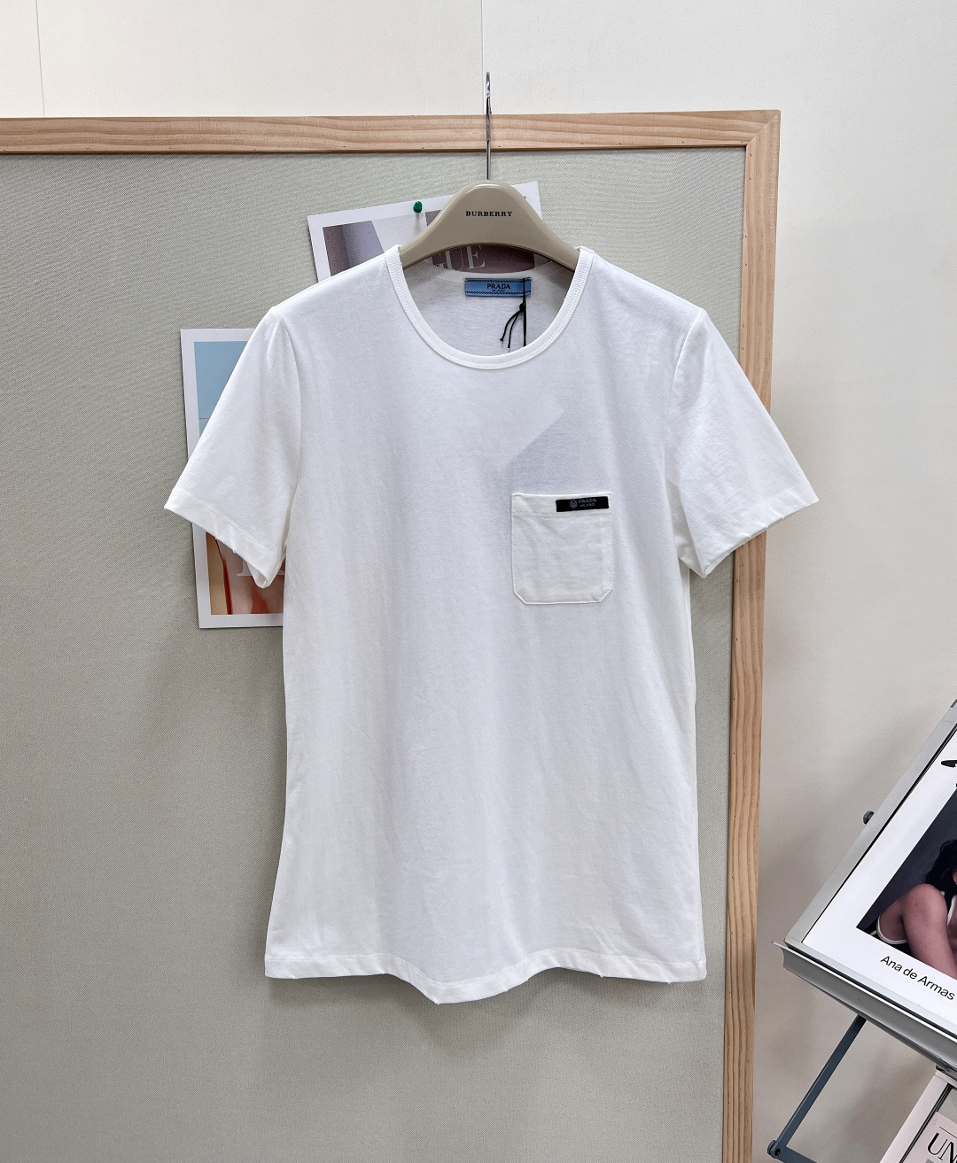 NO:838112,PRADA simple short-sleeved T-shirt with pocket lettering, interpreting modern minimalist aesthetics with a pure silhouette. Selected high-count jersey cotton, soft and delicate to the touch, and the upper body is slim and stylish. The neat round neck is matched with modified tailoring to fit the shoulder and neck lines, and it does not pick up the body shape and looks more neat. The iconic pocket on the left chest is embellished with the Prada lettering woven logo, releasing the brand recognition with a low-key logo. The clean and pure white background is suitable for all matching scenes, and can be used for commuting, leisure, and light business.  It is the high-end basic style that 'never goes wrong' in the wardrobe. It has a relaxed texture from a luxury brand. The version is slightly slim but not tight. The upper body is slim and conceals the flesh, and it is not picky at all. The small pocket on the chest and the Prada letter logo are the finishing touches, low-key and recognizable. It looks great with jeans, suit pants, and sports pants. It looks simple and high-end with any one. The minimalist background color carries the classic aesthetics of Prada.  Low-key letter logo, irresistible Prada style, complete three logos, great product!  Size sml,,prada,jeans,T-shirt,tees,t-shirt,business suit,19860909PRADA 口袋字母简约短袖T恤,以纯粹廓形演绎现代极简美学 甄选高支数平纹针织棉料,触感柔软细腻,上身垂顺有型 利落圆领搭配修饰性剪裁,贴合肩颈线条,不挑身形更显利落 左胸标志性口袋点缀Prada字母织标,以低调标识释放品牌辨识度 干净纯白底色适配所有搭配场景,通勤、休闲、轻商务都能驾驭 是衣橱里那件「永远不出错」的高级感基础款,自带奢牌松弛质感 版型是微修身不紧身的款,上身显瘦又藏肉,完全不挑身材 胸前的小口袋和Prada字母标是点睛之笔,低调又有辨识度 配牛仔裤、西装裤、运动裤都超好看,随便一套就是简约高级感 以极简底色,承载Prada的经典美学 低调字母标,藏不住的Prada格调,三标齐全,大货出！ 尺码sml,,prada,jeans,T-shirt,tees，t-shirt,business suit,,Women's clothing